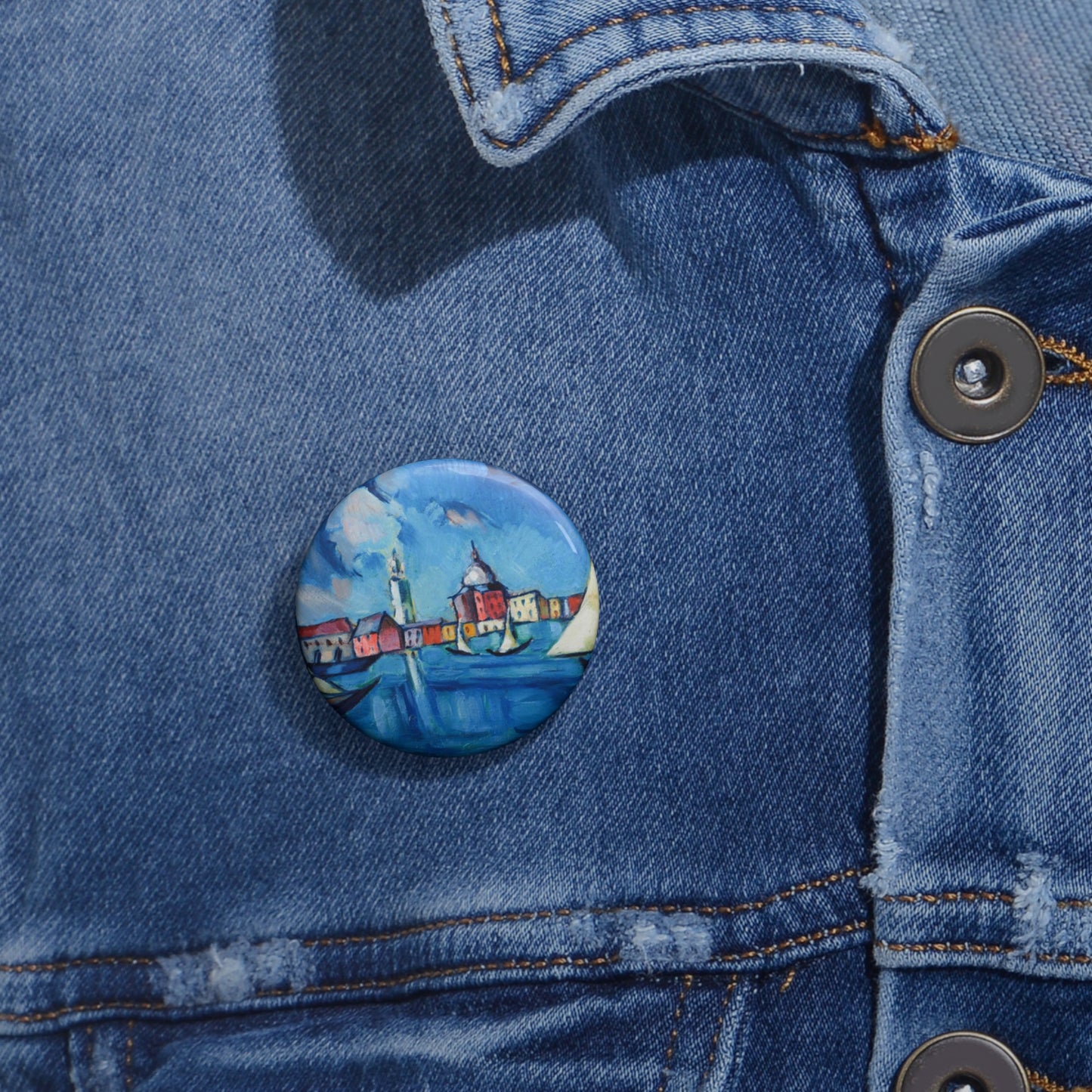 Magi veneetsia - A painting of boats in a harbor with buildings in the background Pin Buttons with Crisp Design