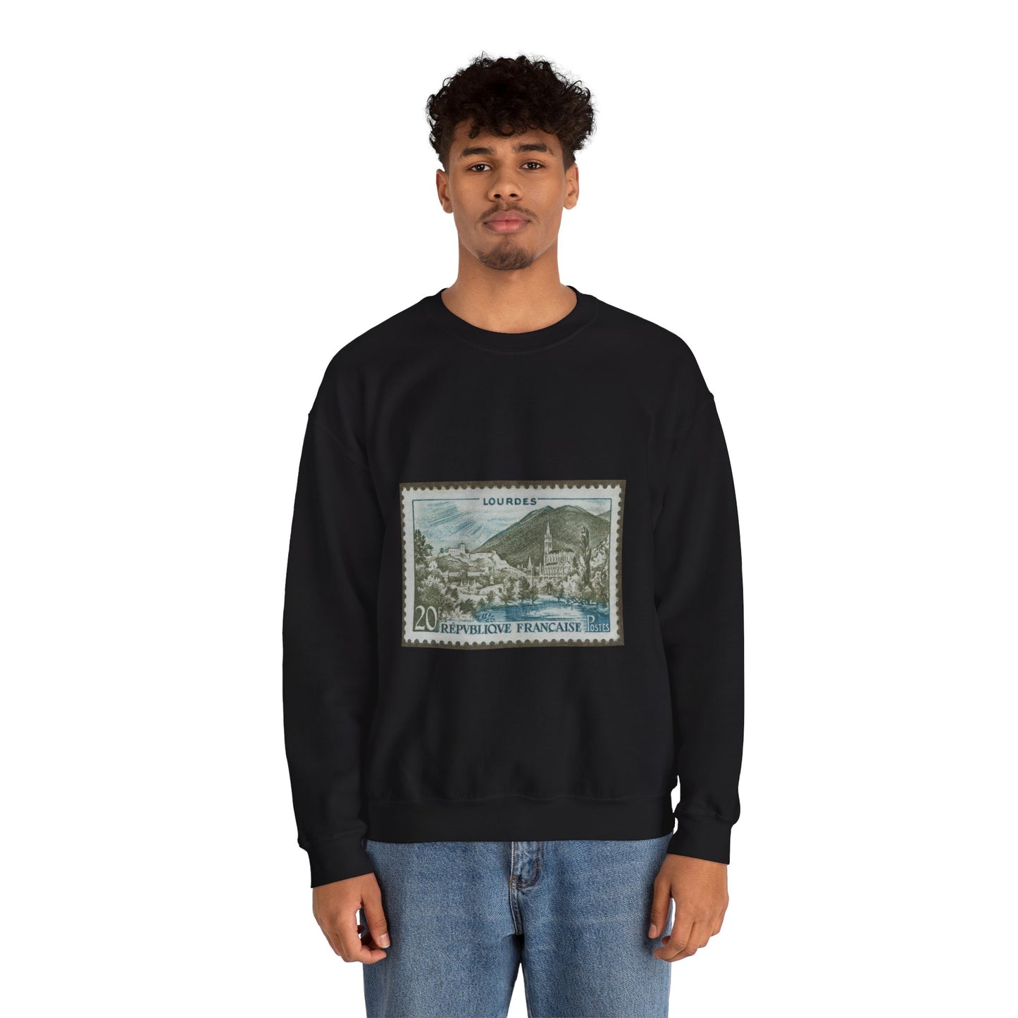 Frimärke ur Gösta Bodmans filatelistiska motivsamling, påbörjad 1950.Frimärke från Frankrike, 1954. Motiv av kyrkan vid Lourdes. "Undergörande vatten". Black Heavy Blend Adult Crew Neck SweatShirt