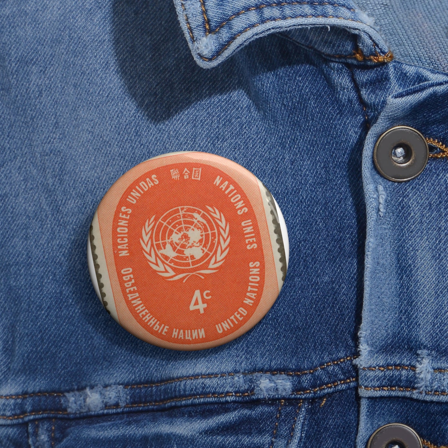 Frimärke ur Gösta Bodmans filatelistiska motivsamling, påbörjad 1950.Frimärke från Nations Unies 1958. Motiv av F. N.- märket. Pin Buttons with Crisp Design