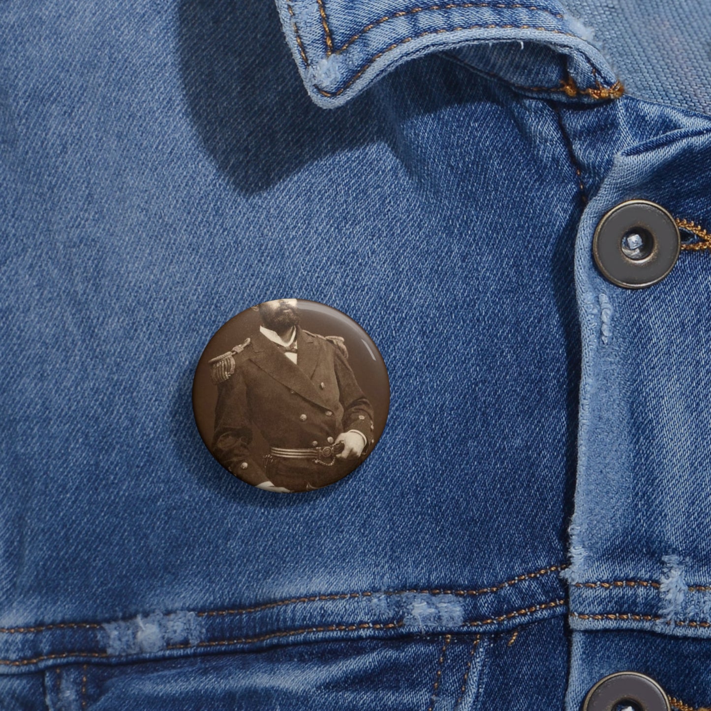Foto A.Prat - A black and white photo of a man in uniform Pin Buttons with Crisp Design