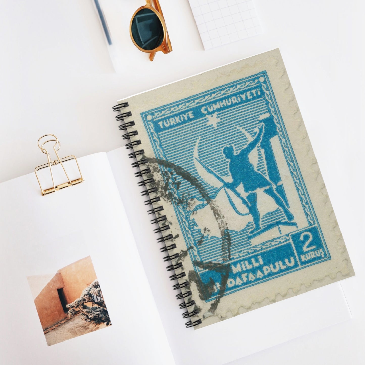 Frimärke ur Gösta Bodmans filatelistiska motivsamling, påbörjad 1950.Frimärke från Turkiet, 1941. Motiv av soldat framför Turkiets karta. Spiral Bound Ruled Notebook with Printed Cover