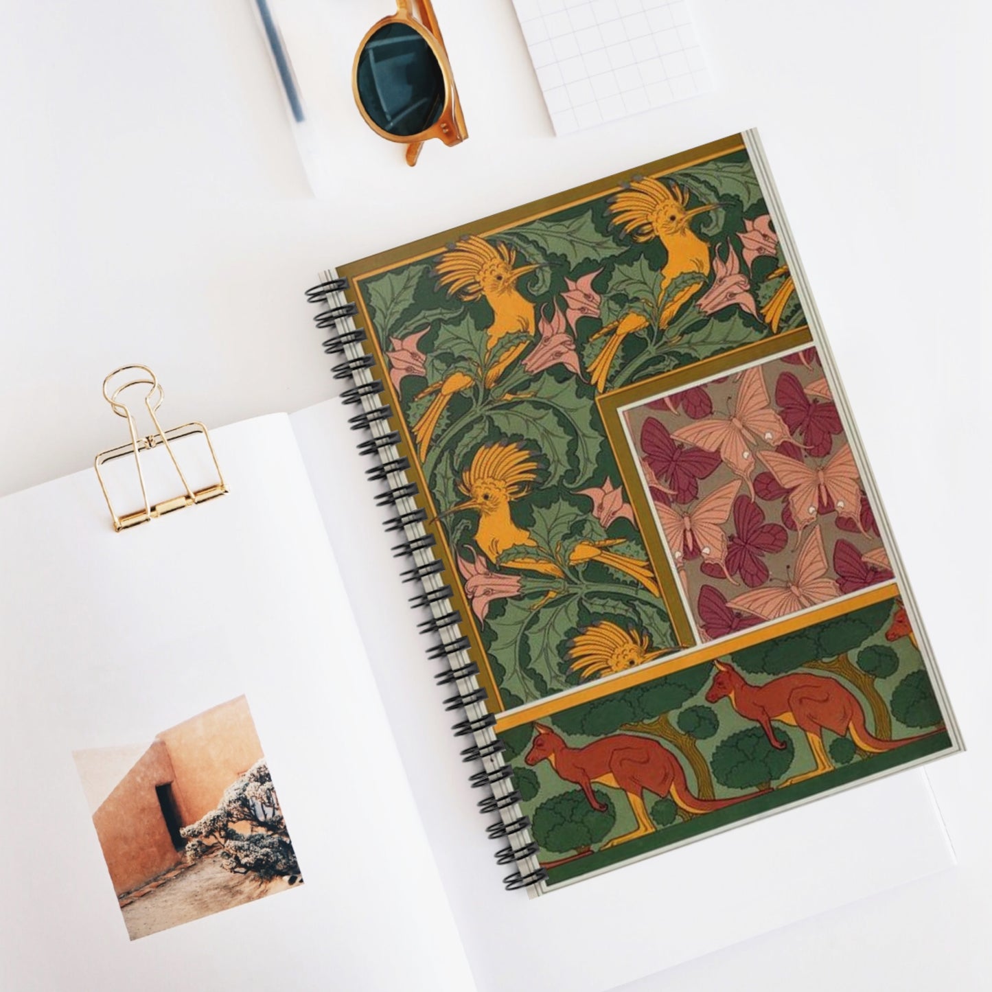 Huppes et stramoine, bordure. Papillons, étoffe de soie. Kangourou et arbres, bordure. Spiral Bound Ruled Notebook with Printed Cover