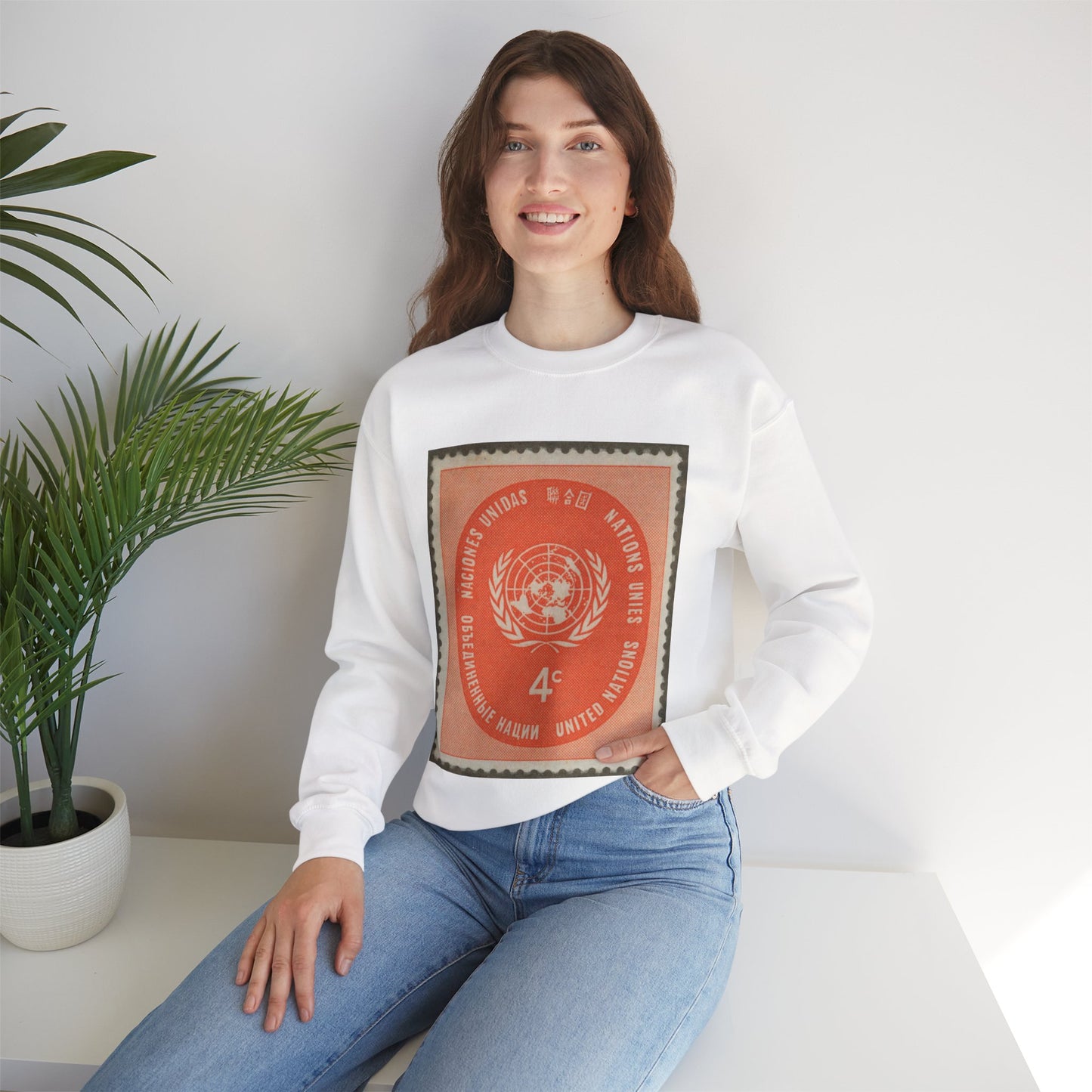 Frimärke ur Gösta Bodmans filatelistiska motivsamling, påbörjad 1950.Frimärke från Nations Unies 1958. Motiv av F. N.- märket. White Heavy Blend Adult Crew Neck SweatShirt