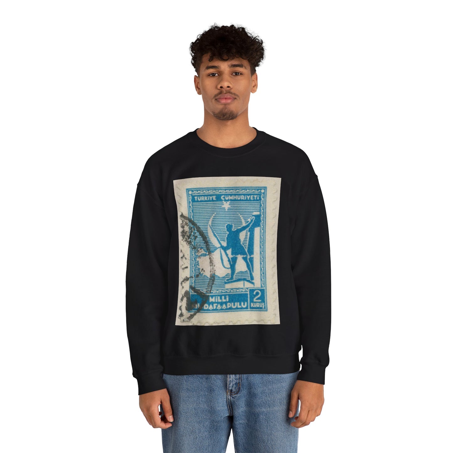 Frimärke ur Gösta Bodmans filatelistiska motivsamling, påbörjad 1950.Frimärke från Turkiet, 1941. Motiv av soldat framför Turkiets karta. Black Heavy Blend Adult Crew Neck SweatShirt
