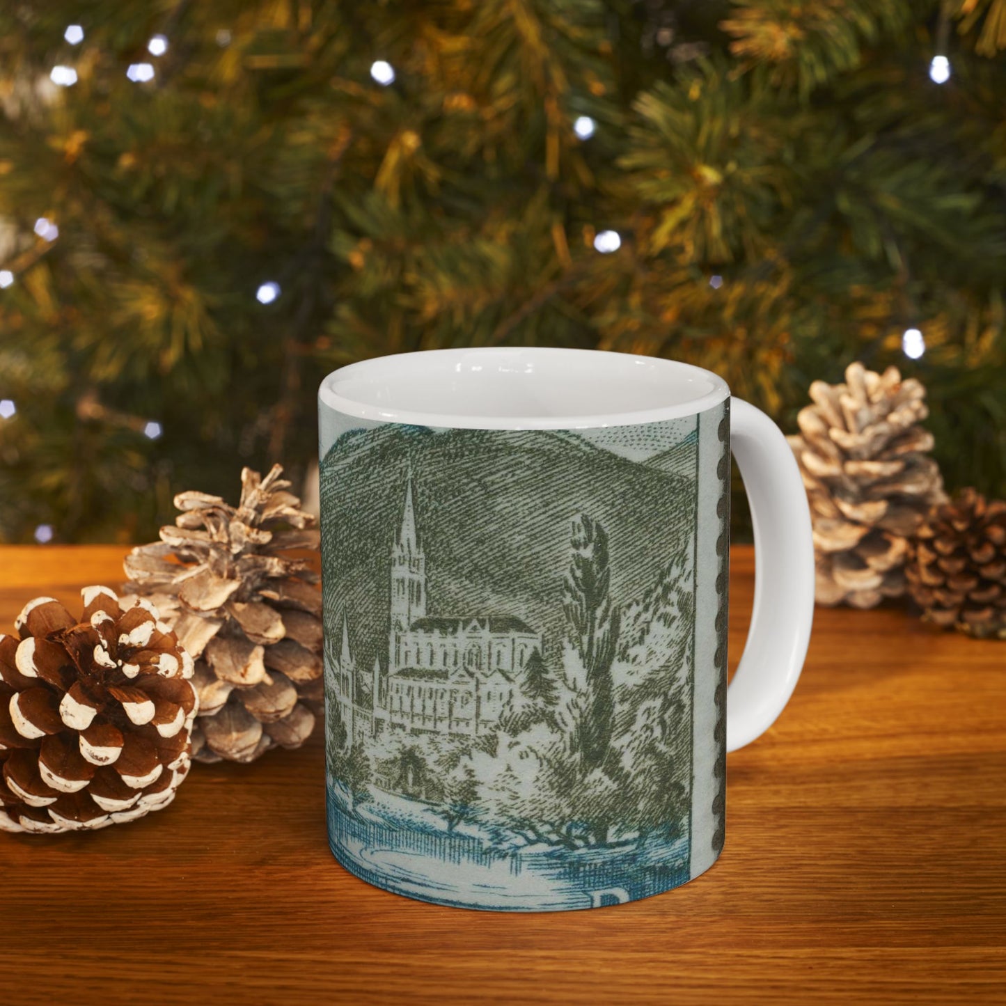 Frimärke ur Gösta Bodmans filatelistiska motivsamling, påbörjad 1950.Frimärke från Frankrike, 1954. Motiv av kyrkan vid Lourdes. "Undergörande vatten". Beautiful Novelty Ceramic Coffee Mug 11oz