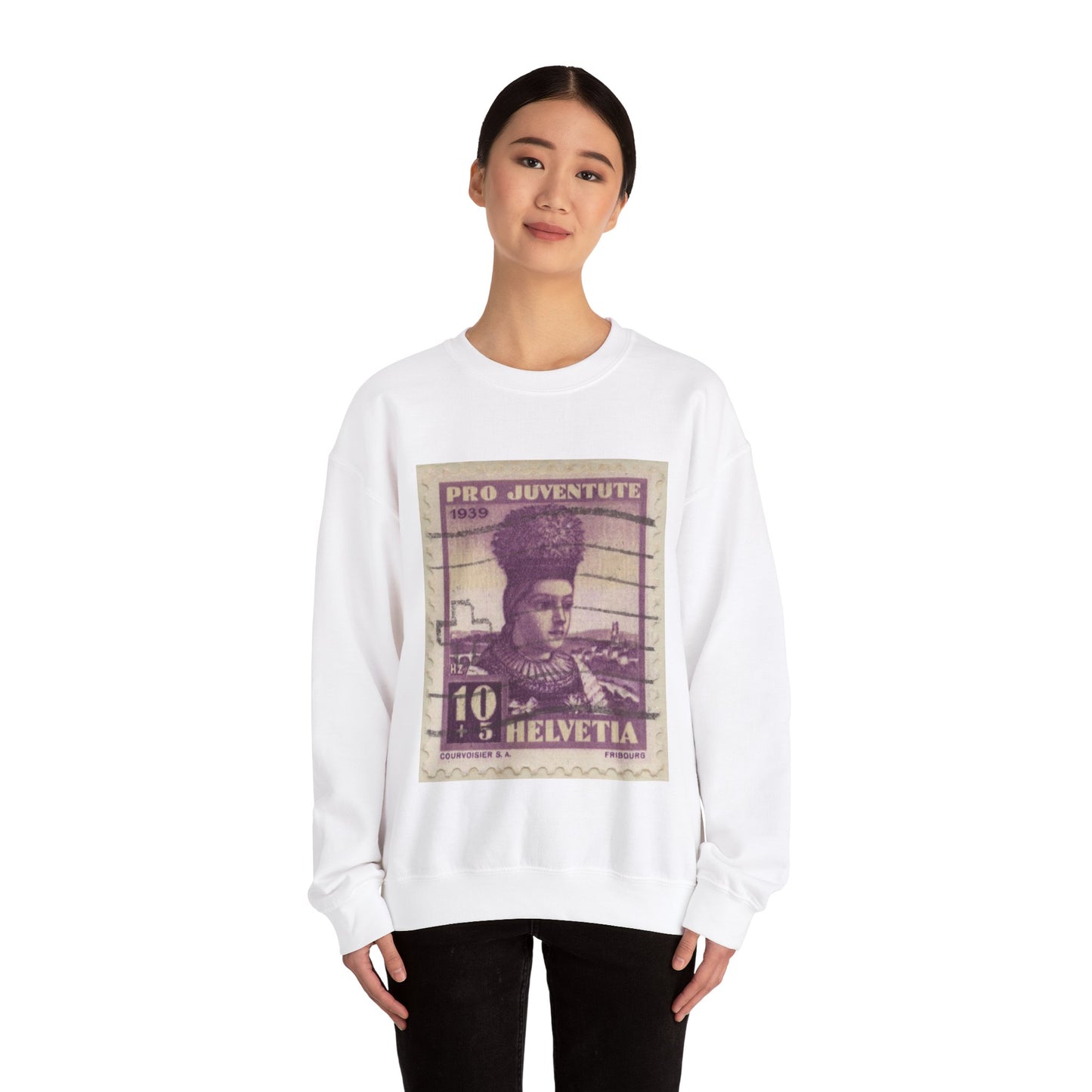 Frimärke ur Gösta Bodmans filatelistiska motivsamling, påbörjad 1950.Frimärke från Schweiz, 1939. Motiv av kvinnodräkt, Freiburg. White Heavy Blend Adult Crew Neck SweatShirt