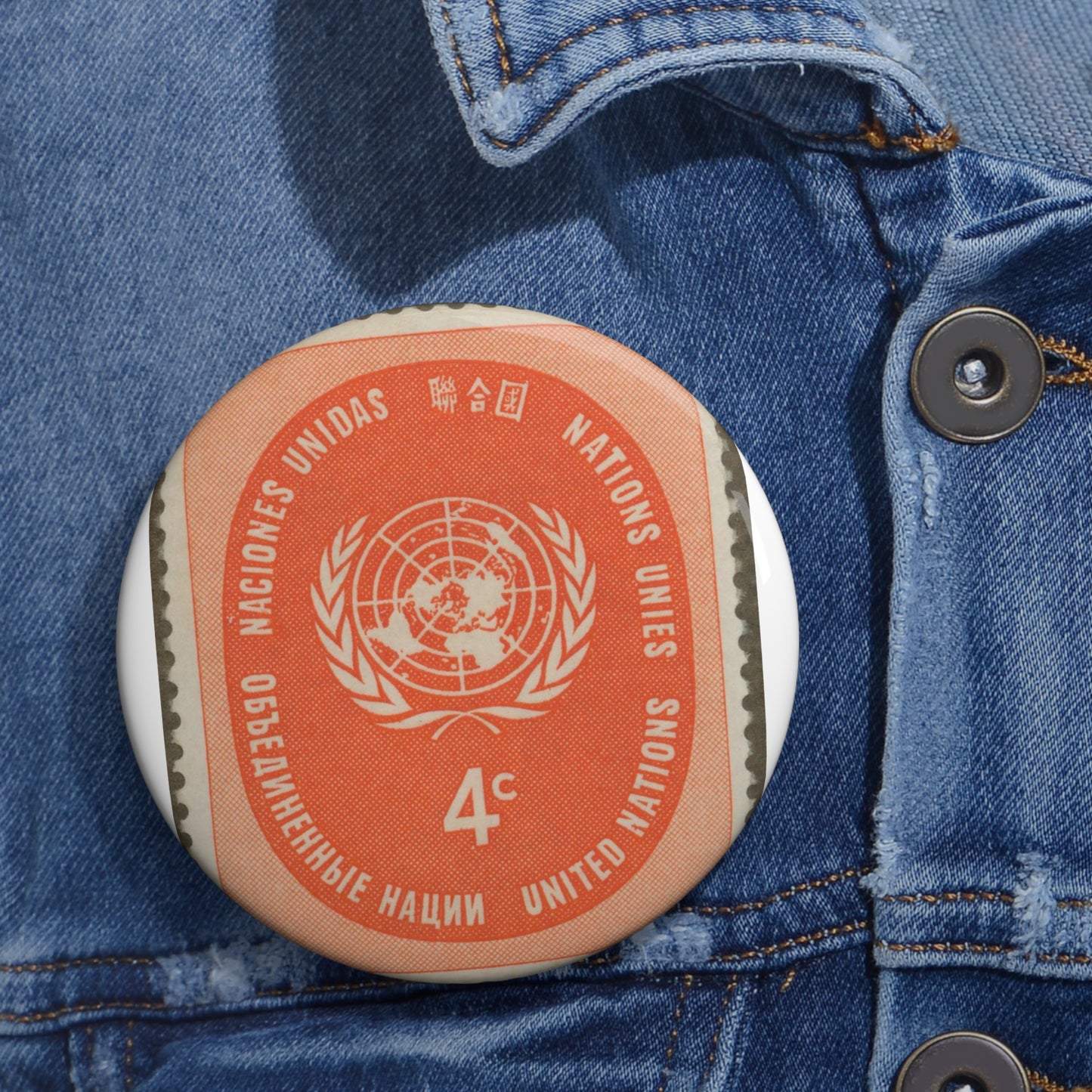 Frimärke ur Gösta Bodmans filatelistiska motivsamling, påbörjad 1950.Frimärke från Nations Unies 1958. Motiv av F. N.- märket. Pin Buttons with Crisp Design