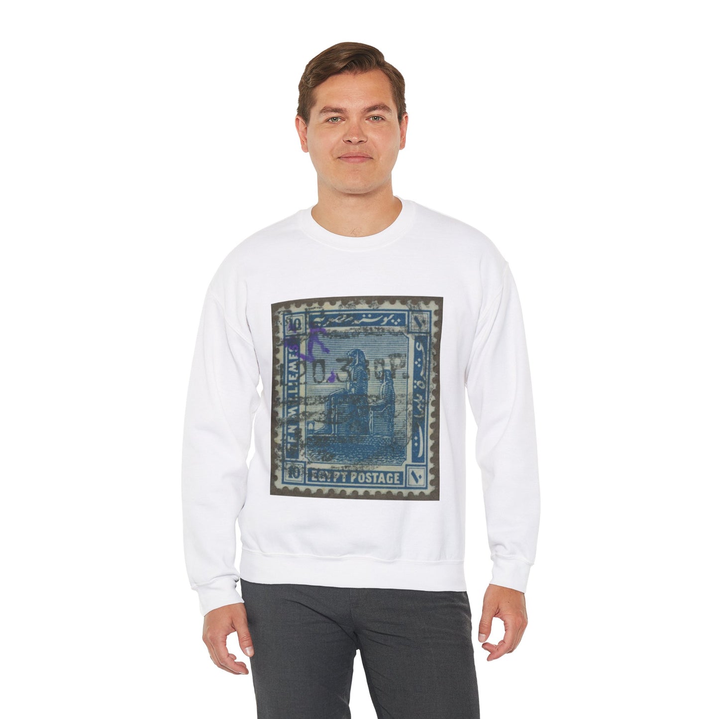 Frimärke ur Gösta Bodmans filatelistiska motivsamling, påbörjad 1950.Frimärke från Egypten, 1914. Motiv av Memnonstoderna. White Heavy Blend Adult Crew Neck SweatShirt