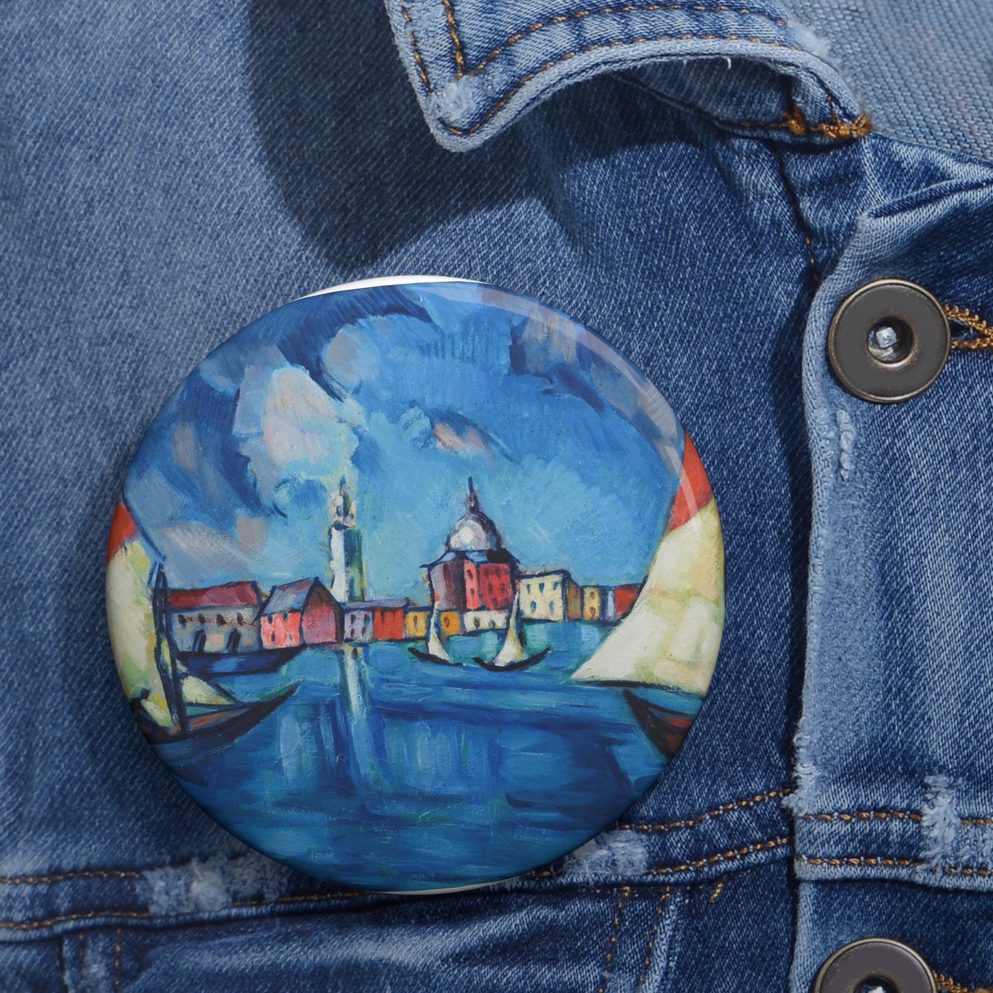 Magi veneetsia - A painting of boats in a harbor with buildings in the background Pin Buttons with Crisp Design