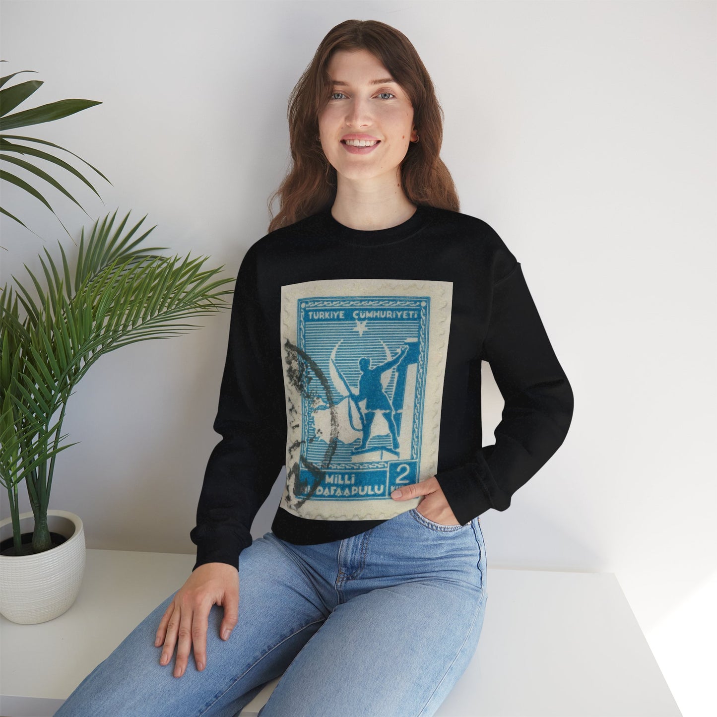 Frimärke ur Gösta Bodmans filatelistiska motivsamling, påbörjad 1950.Frimärke från Turkiet, 1941. Motiv av soldat framför Turkiets karta. Black Heavy Blend Adult Crew Neck SweatShirt