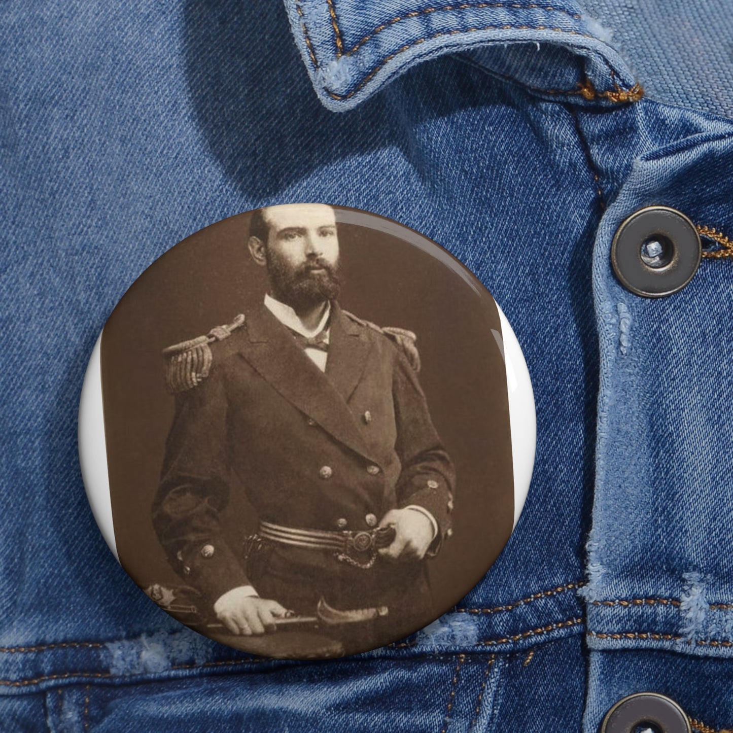Foto A.Prat - A black and white photo of a man in uniform Pin Buttons with Crisp Design