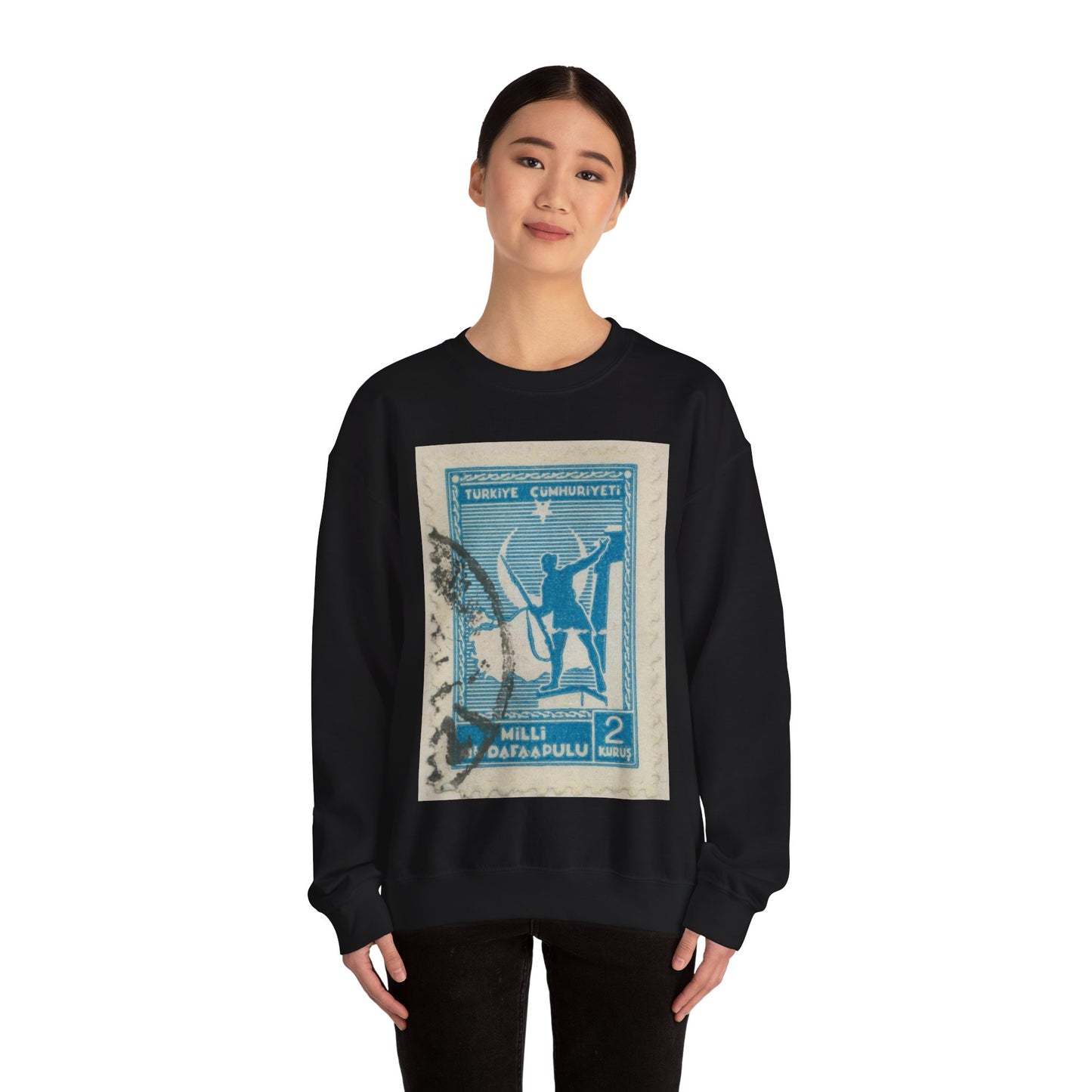 Frimärke ur Gösta Bodmans filatelistiska motivsamling, påbörjad 1950.Frimärke från Turkiet, 1941. Motiv av soldat framför Turkiets karta. Black Heavy Blend Adult Crew Neck SweatShirt
