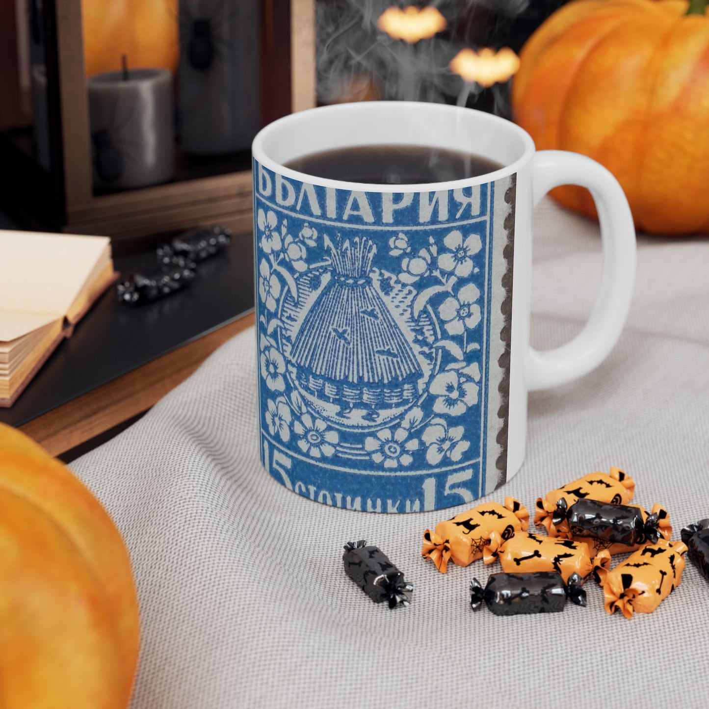 Frimärke ur Gösta Bodmans filatelistiska motivsamling, påbörjad 1950.Frimärke från Bulgarien, 1940. Motiv av bikupa. "Lanbrukspropaganda". Beautiful Novelty Ceramic Coffee Mug 11oz