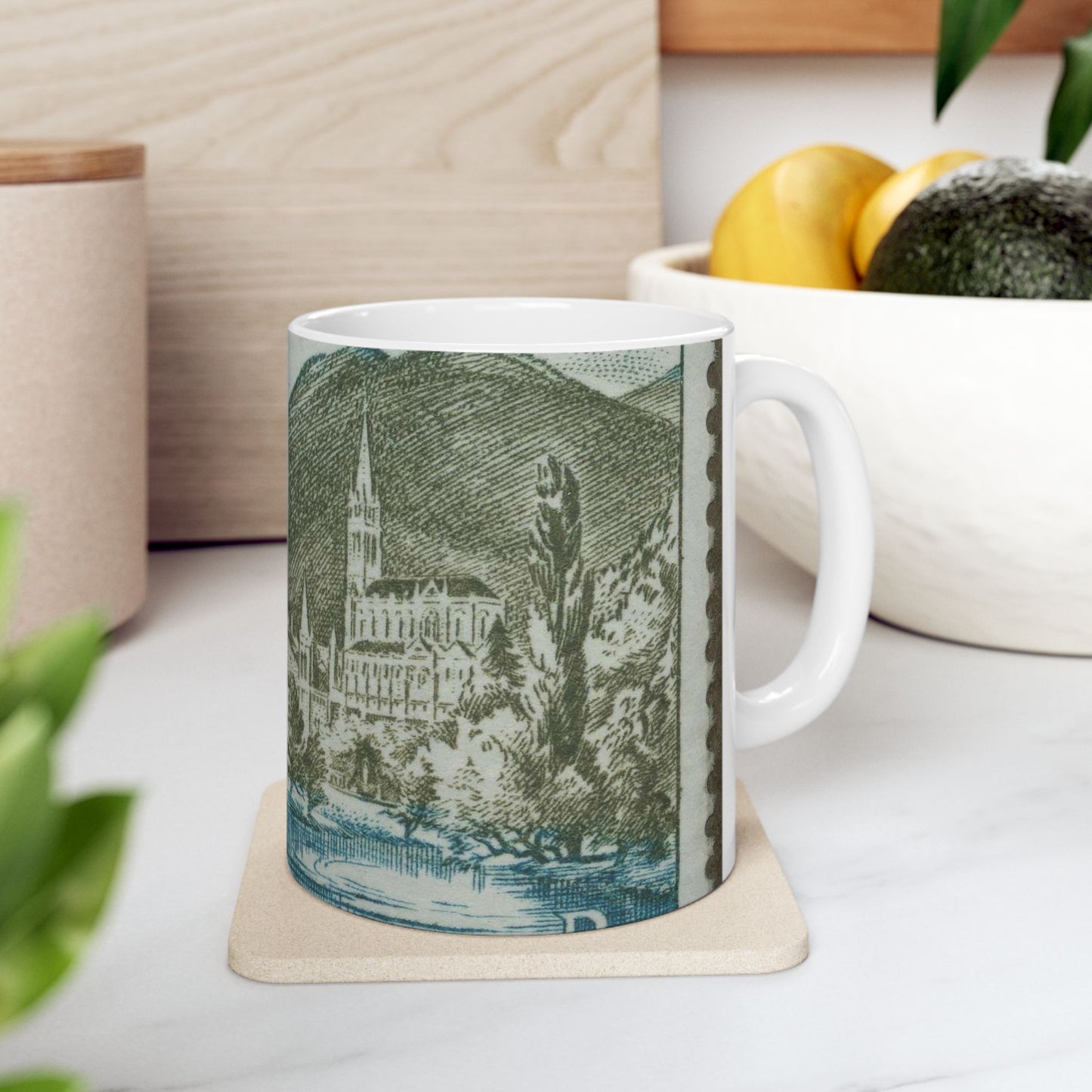 Frimärke ur Gösta Bodmans filatelistiska motivsamling, påbörjad 1950.Frimärke från Frankrike, 1954. Motiv av kyrkan vid Lourdes. "Undergörande vatten". Beautiful Novelty Ceramic Coffee Mug 11oz