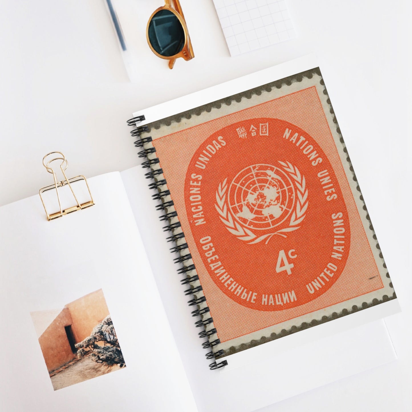 Frimärke ur Gösta Bodmans filatelistiska motivsamling, påbörjad 1950.Frimärke från Nations Unies 1958. Motiv av F. N.- märket. Spiral Bound Ruled Notebook with Printed Cover