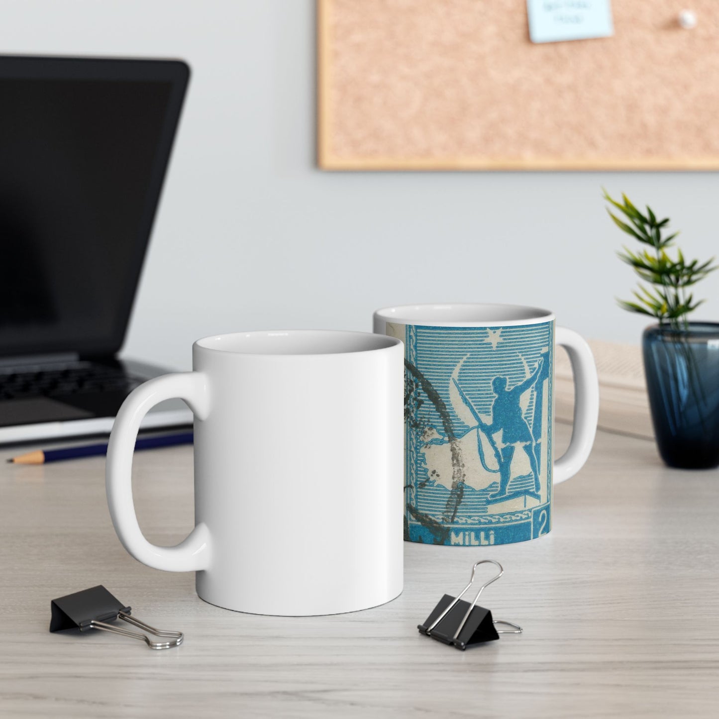 Frimärke ur Gösta Bodmans filatelistiska motivsamling, påbörjad 1950.Frimärke från Turkiet, 1941. Motiv av soldat framför Turkiets karta. Beautiful Novelty Ceramic Coffee Mug 11oz
