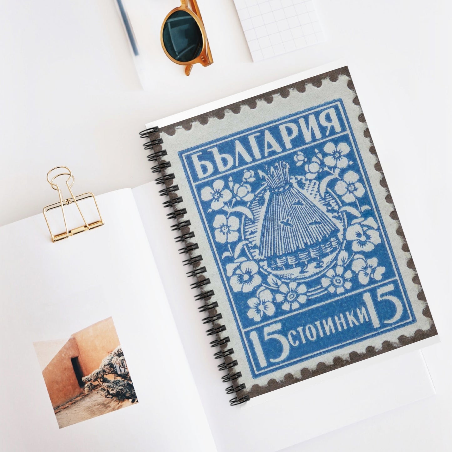 Frimärke ur Gösta Bodmans filatelistiska motivsamling, påbörjad 1950.Frimärke från Bulgarien, 1940. Motiv av bikupa. "Lanbrukspropaganda". Spiral Bound Ruled Notebook with Printed Cover