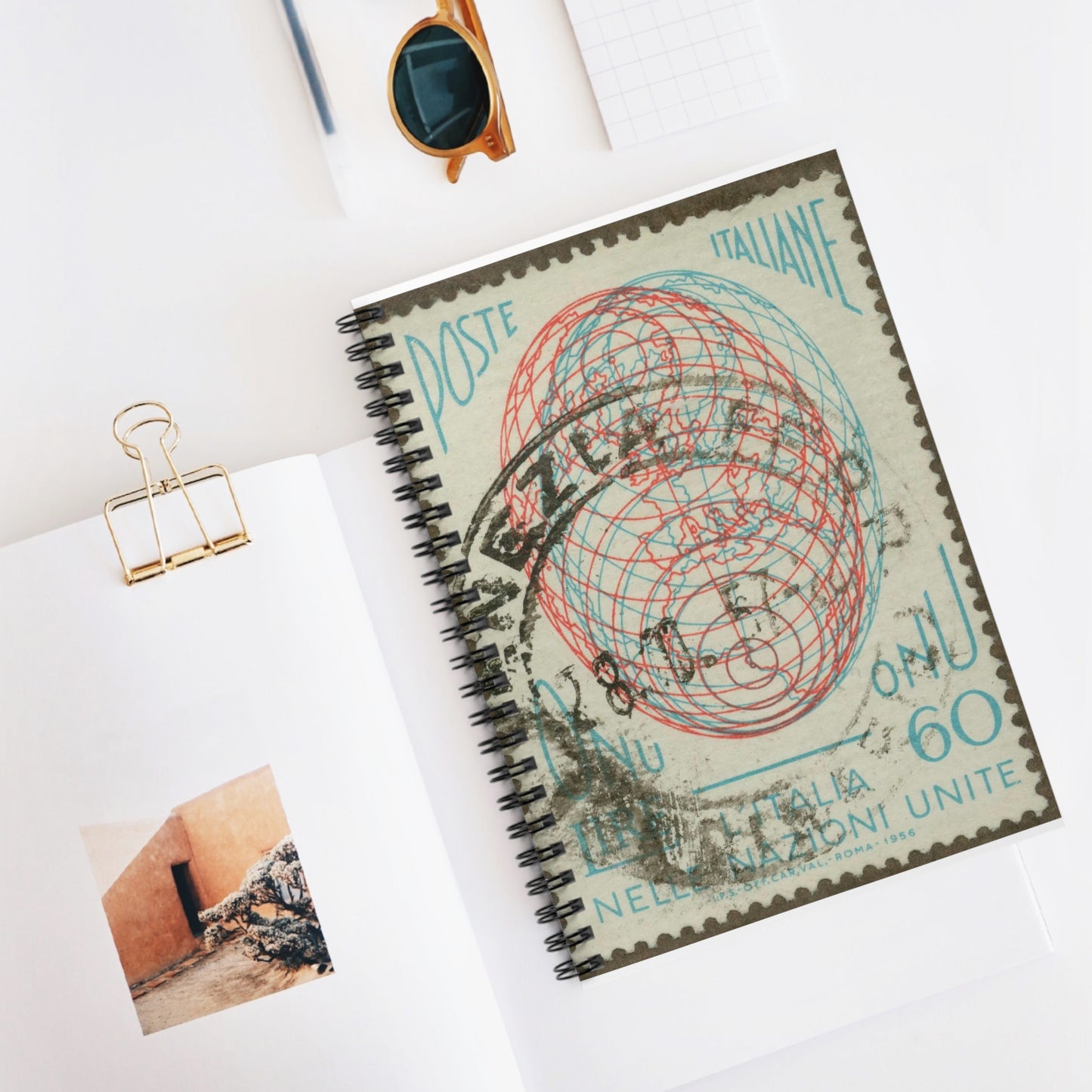 Frimärke ur Gösta Bodmans filatelistiska motivsamling, påbörjad 1950.Frimärke från Italien, 1956. Motiv av ellipsoidisk jordlob. "Italien ingår i F. N.". Spiral Bound Ruled Notebook with Printed Cover