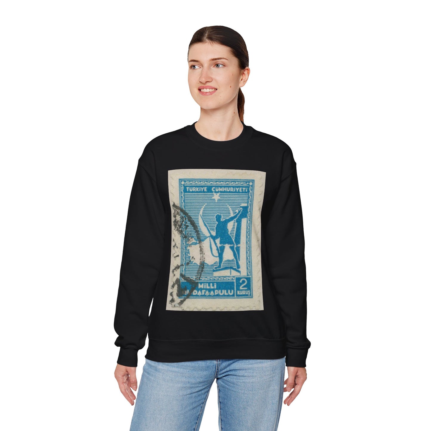 Frimärke ur Gösta Bodmans filatelistiska motivsamling, påbörjad 1950.Frimärke från Turkiet, 1941. Motiv av soldat framför Turkiets karta. Black Heavy Blend Adult Crew Neck SweatShirt