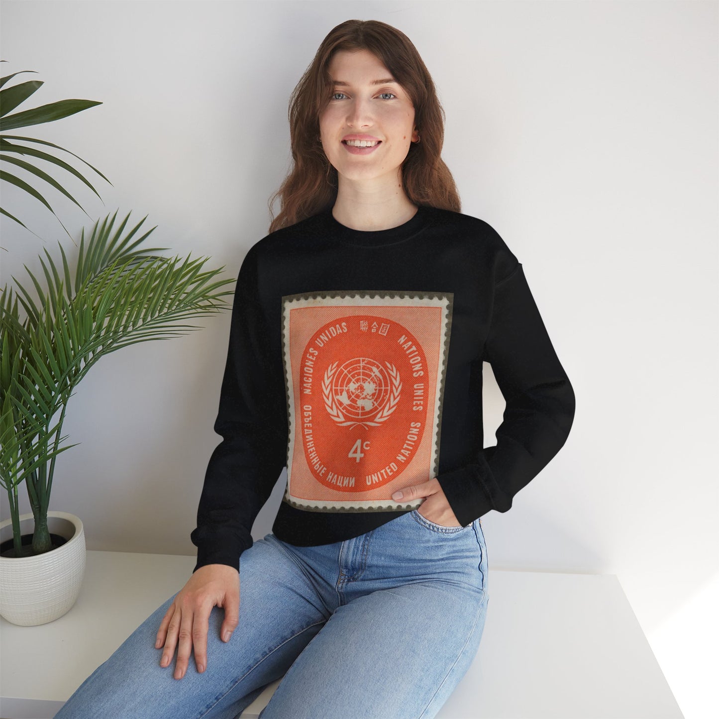 Frimärke ur Gösta Bodmans filatelistiska motivsamling, påbörjad 1950.Frimärke från Nations Unies 1958. Motiv av F. N.- märket. Black Heavy Blend Adult Crew Neck SweatShirt
