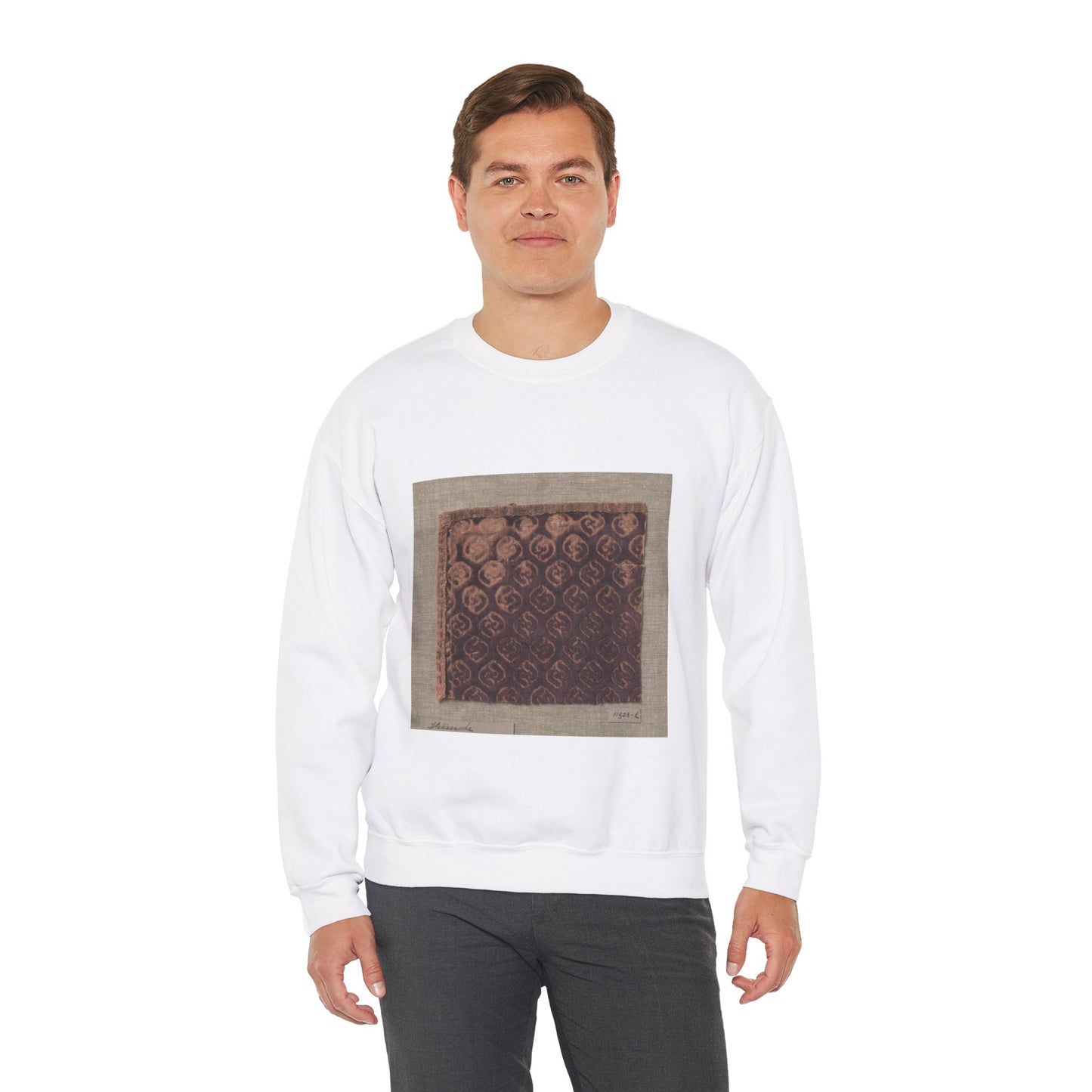 Fragment ciseléfluweel in paars met doorlopend patroon van ruiten gevuld met S-vormige voluut White Heavy Blend Adult Crew Neck SweatShirt