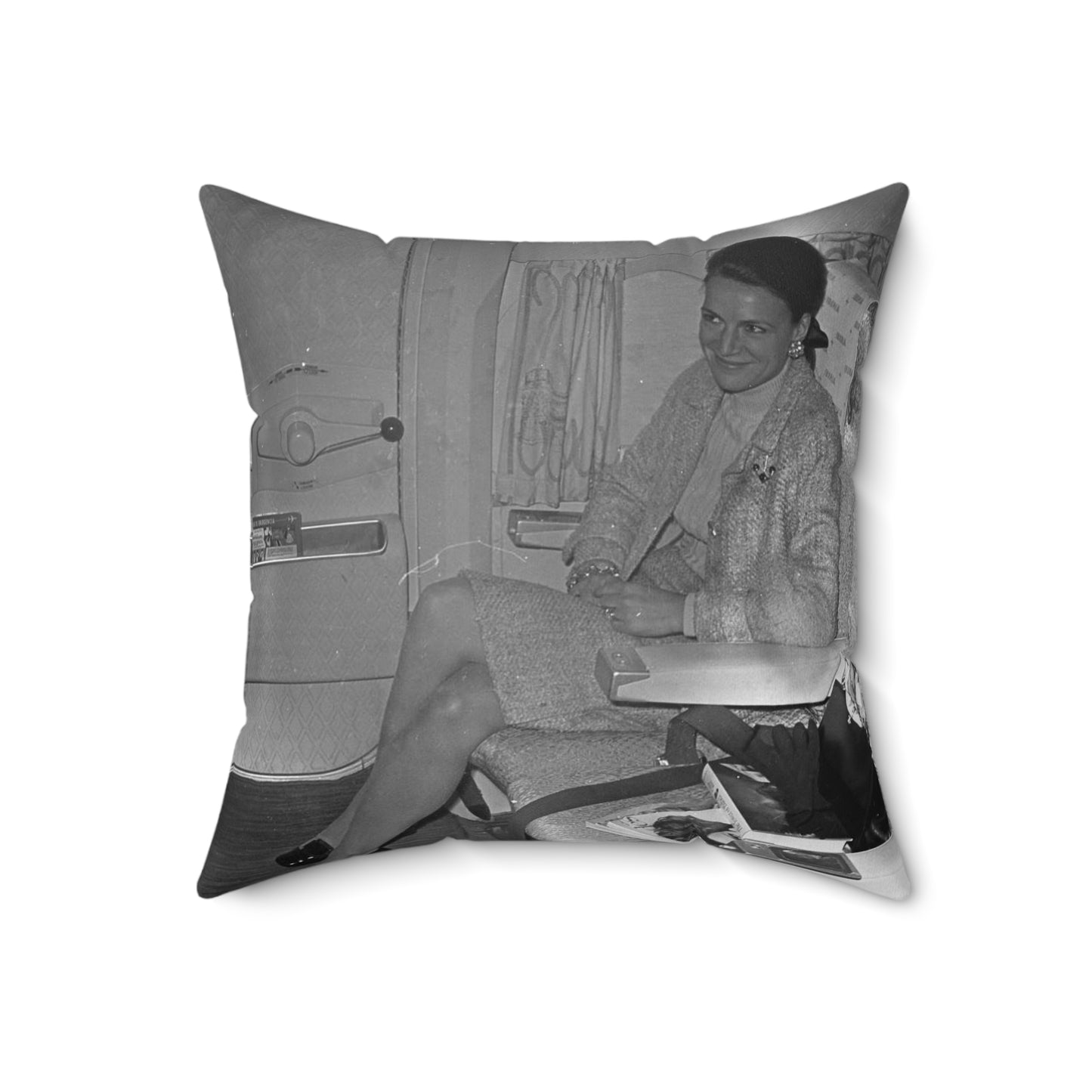 Vertrek prinses Irene van Schiphol. De prinses in het Decorative Accent Square Pillow