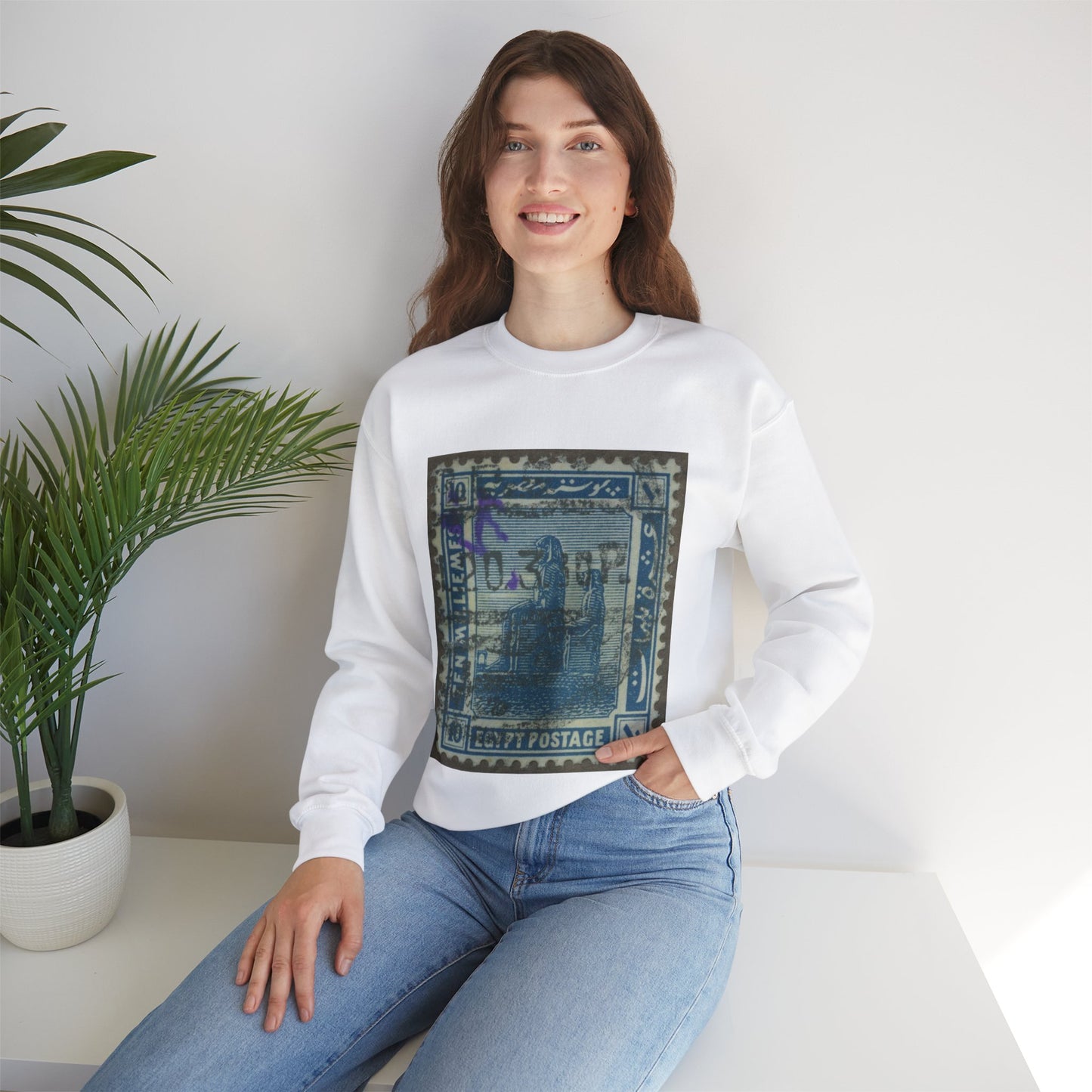 Frimärke ur Gösta Bodmans filatelistiska motivsamling, påbörjad 1950.Frimärke från Egypten, 1914. Motiv av Memnonstoderna. White Heavy Blend Adult Crew Neck SweatShirt