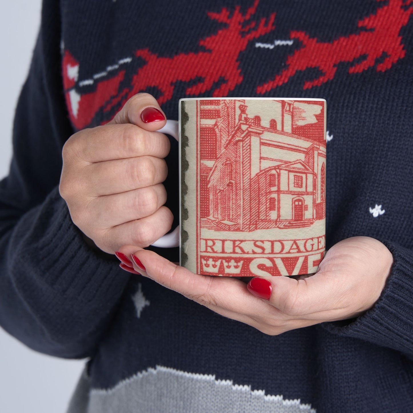 Frimärke ur Gösta Bodmans filatelistiska motivsamling, påbörjad 1950.Frimärke från Sverige. Motiv av Storkyrkan i Stockholm. "Den svenska riksdagen 500 år 1435-1935". Beautiful Novelty Ceramic Coffee Mug 11oz
