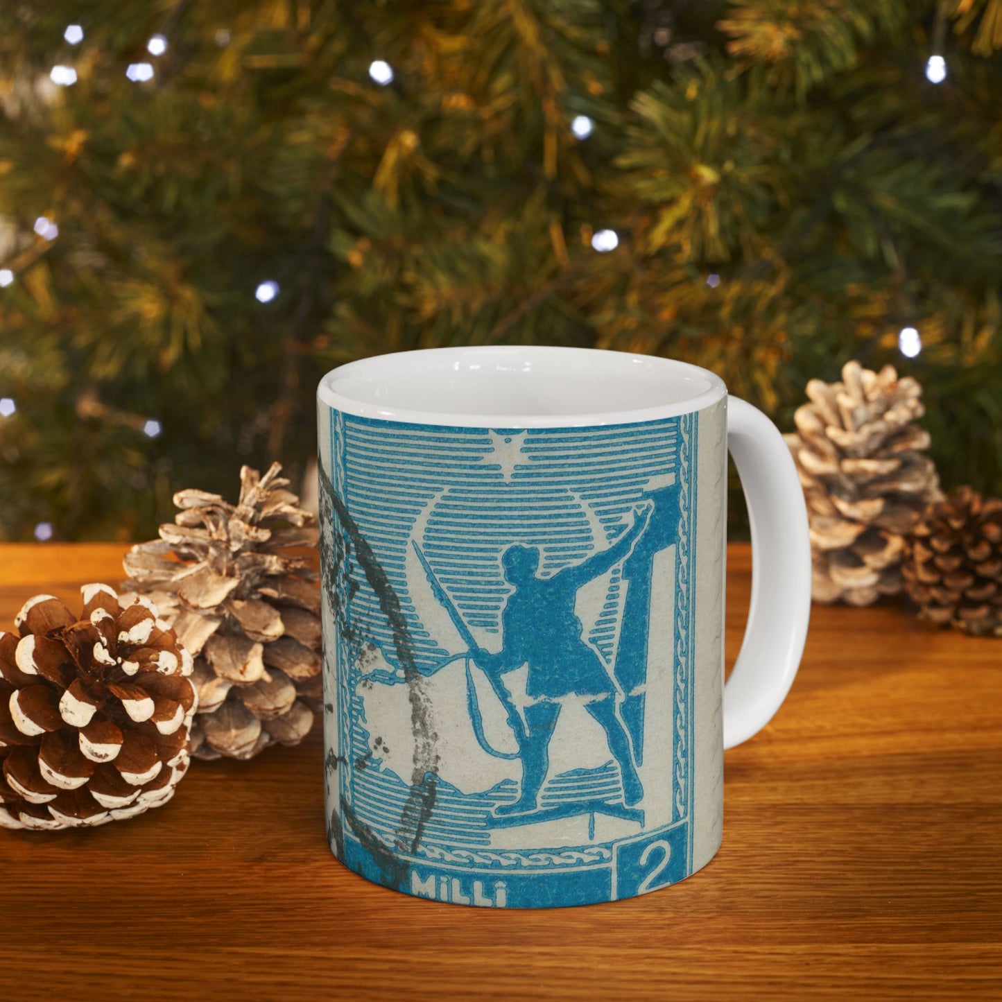 Frimärke ur Gösta Bodmans filatelistiska motivsamling, påbörjad 1950.Frimärke från Turkiet, 1941. Motiv av soldat framför Turkiets karta. Beautiful Novelty Ceramic Coffee Mug 11oz