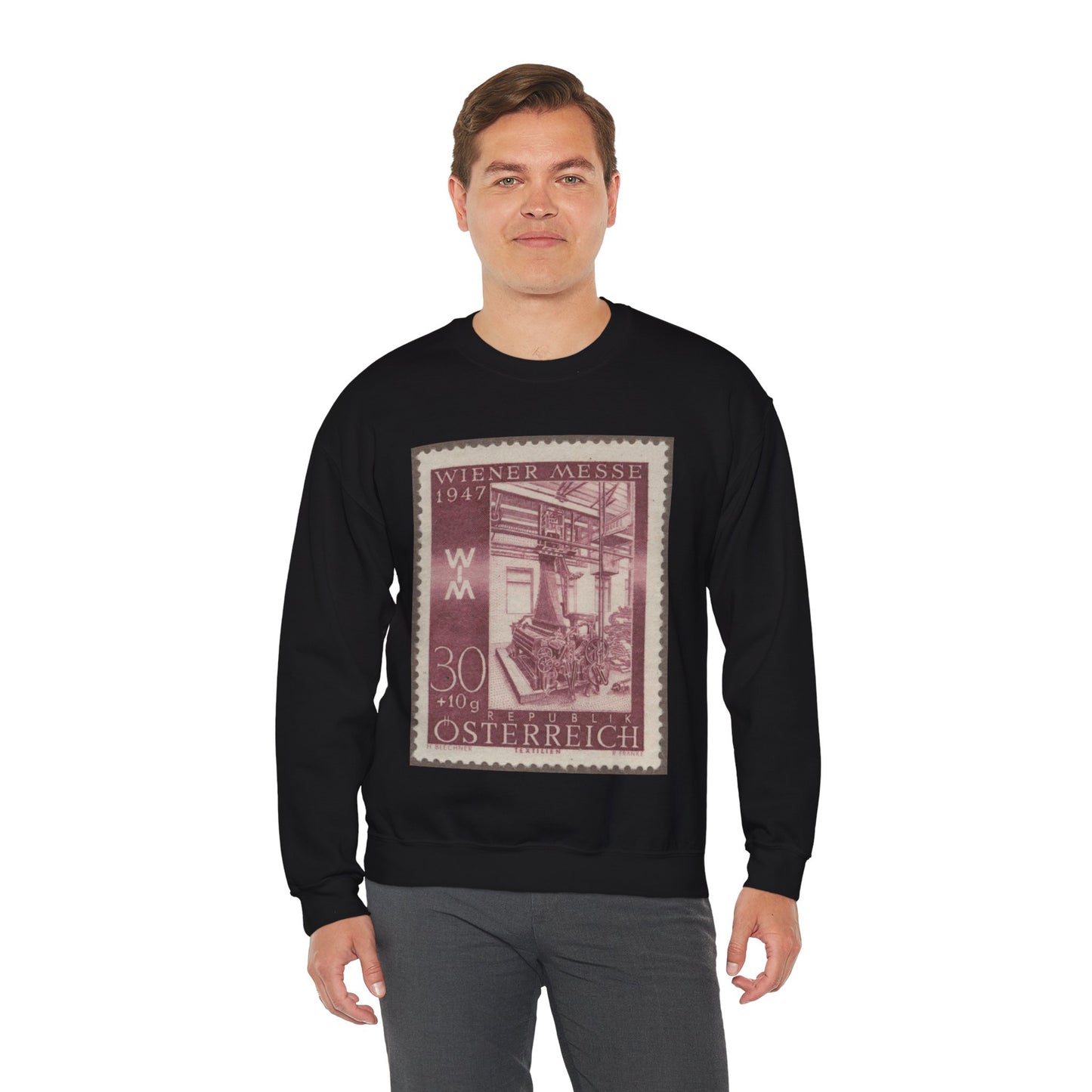 Frimärke ur Gösta Bodmans filatelistiska motivsamling, påbörjad 1950.Frimärke från Österrike, 1947. Motiv av jacquardvävstol i Österrike 1947. "Wienermässan 1947" Black Heavy Blend Adult Crew Neck SweatShirt