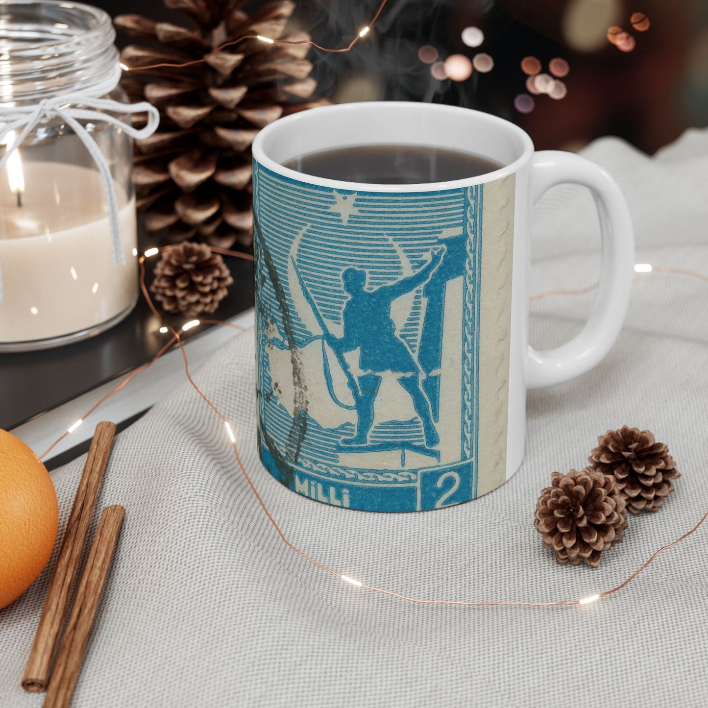 Frimärke ur Gösta Bodmans filatelistiska motivsamling, påbörjad 1950.Frimärke från Turkiet, 1941. Motiv av soldat framför Turkiets karta. Beautiful Novelty Ceramic Coffee Mug 11oz