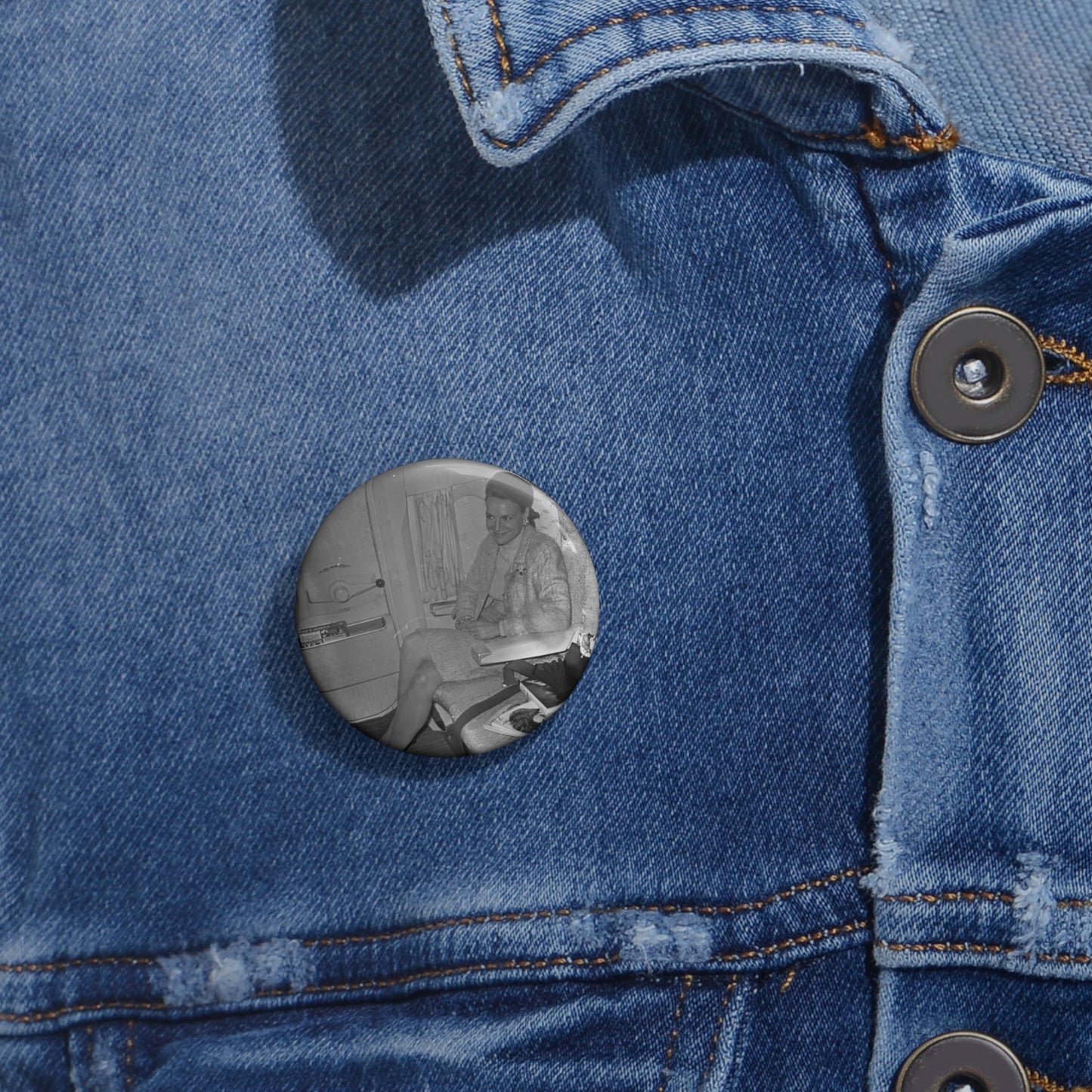 Vertrek prinses Irene van Schiphol. De prinses in het Pin Buttons with Crisp Design