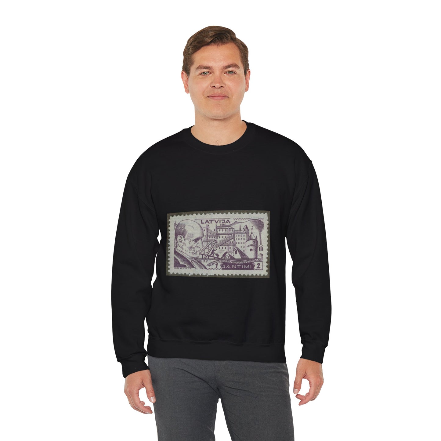 Frimärke ur Gösta Bodmans filatelistiska motivsamling, påbörjad 1950.Frimärke från Lettland, 1930. Motiv av byggnadsarbetare för ett monument över författare Rainis. Black Heavy Blend Adult Crew Neck SweatShirt