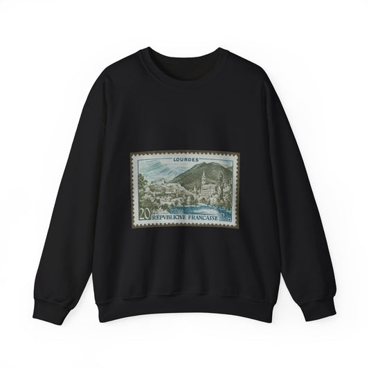 Frimärke ur Gösta Bodmans filatelistiska motivsamling, påbörjad 1950.Frimärke från Frankrike, 1954. Motiv av kyrkan vid Lourdes. "Undergörande vatten". Black Heavy Blend Adult Crew Neck SweatShirt