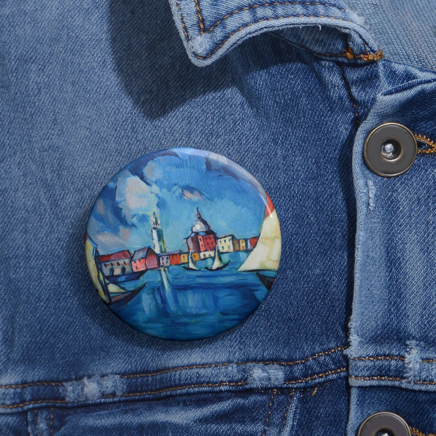 Magi veneetsia - A painting of boats in a harbor with buildings in the background Pin Buttons with Crisp Design
