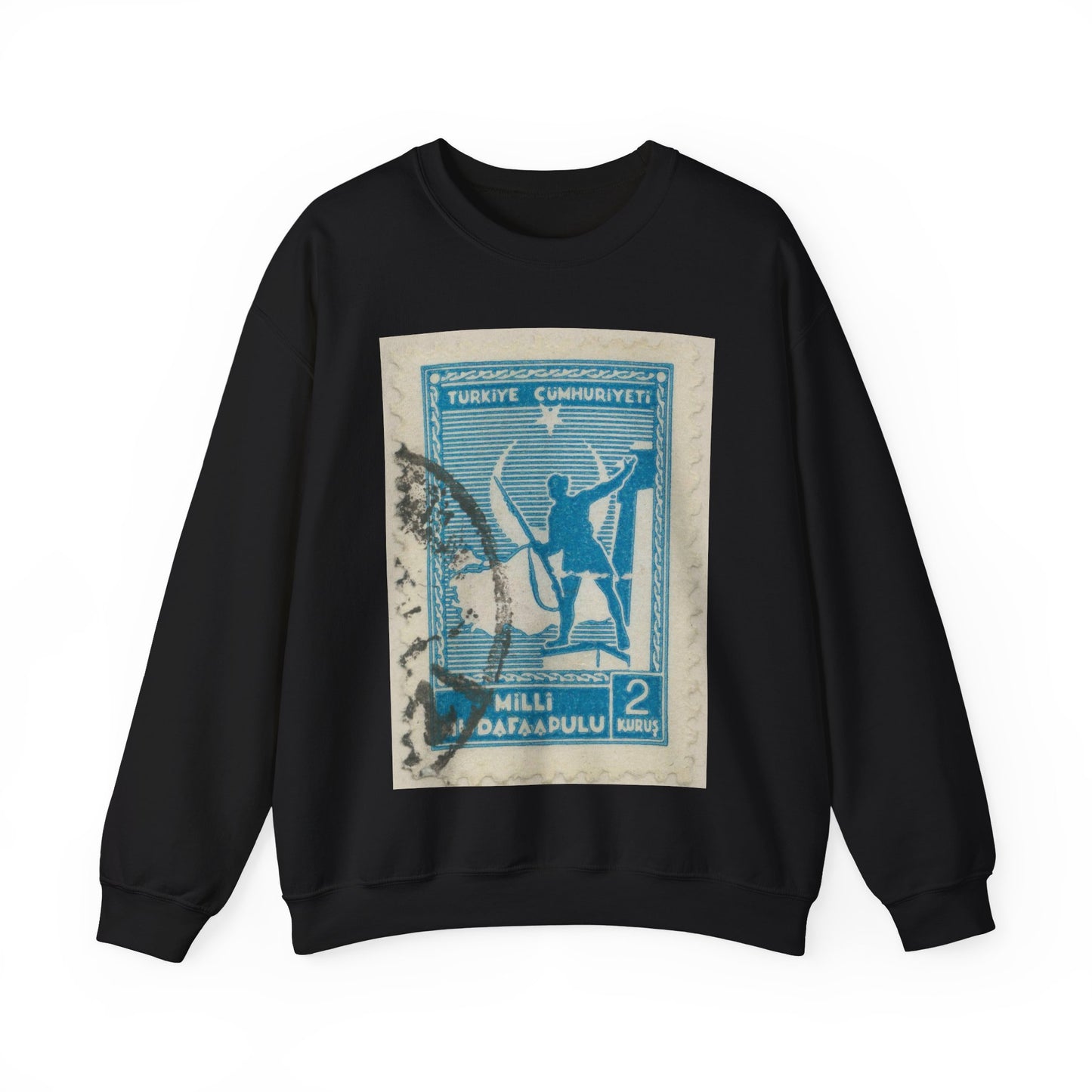 Frimärke ur Gösta Bodmans filatelistiska motivsamling, påbörjad 1950.Frimärke från Turkiet, 1941. Motiv av soldat framför Turkiets karta. Black Heavy Blend Adult Crew Neck SweatShirt