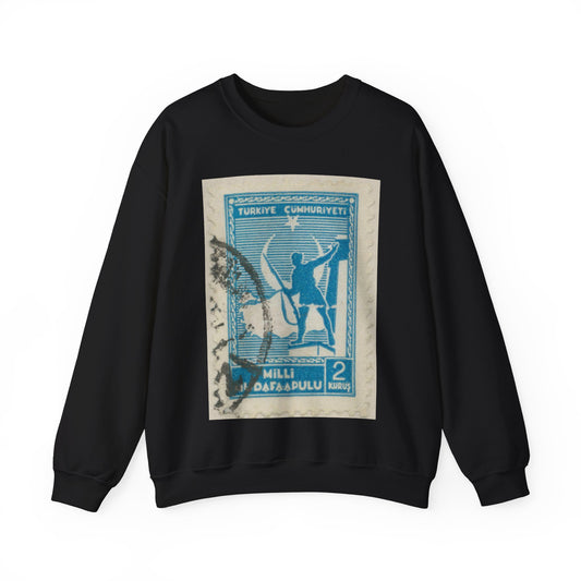 Frimärke ur Gösta Bodmans filatelistiska motivsamling, påbörjad 1950.Frimärke från Turkiet, 1941. Motiv av soldat framför Turkiets karta. Black Heavy Blend Adult Crew Neck SweatShirt