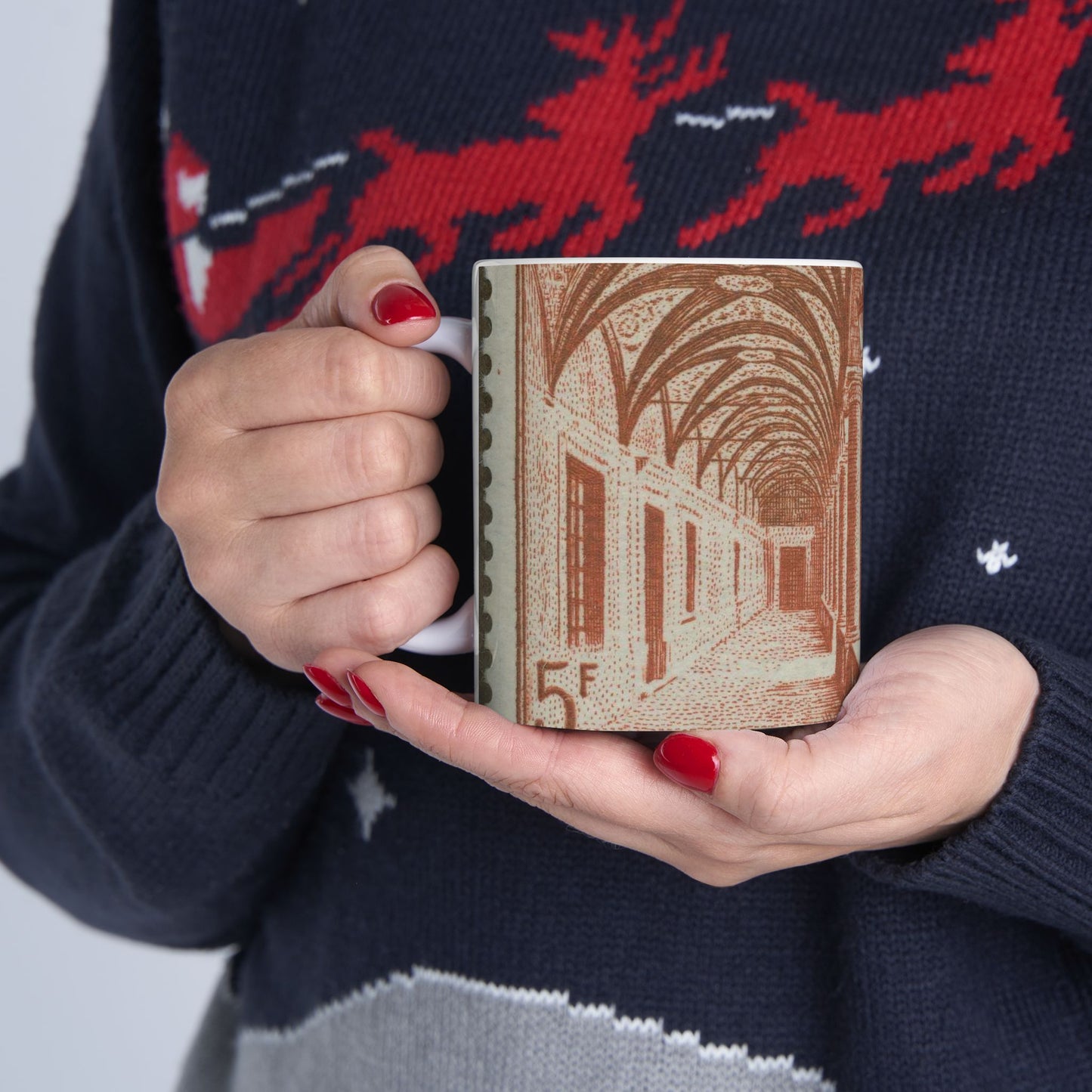 Frimärke ur Gösta Bodmans filatelistiska motivsamling, påbörjad 1950.Frimärke från Monaco, 1952. Motiv av "Herculesgalleriet. Beautiful Novelty Ceramic Coffee Mug 11oz