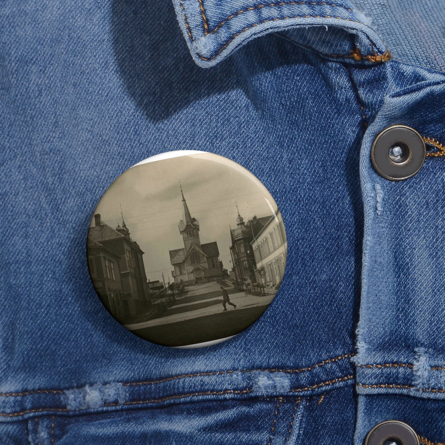 Kirkegata i Hammerfest før ødeleggelsene under andre verdenskrig. Blikket er rettet oppover bakken, mot kirka. En person kryssen veien. Pin Buttons with Crisp Design