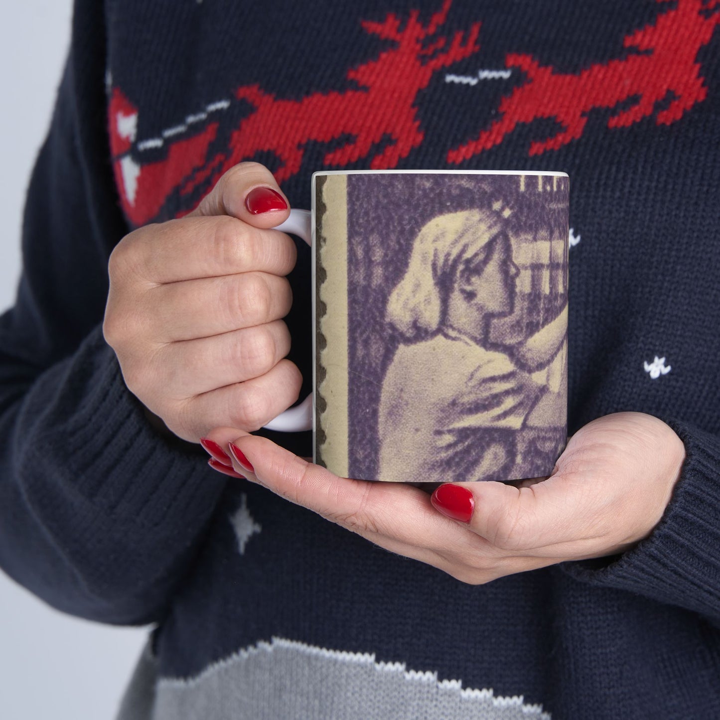 Frimärke ur Gösta Bodmans filatelistiska motivsamling, påbörjad 1950.Frimärke från Bulgarien, 1949. Motiv av textilarbetare vid spinnmaskin. "Serie: Honör för unga yrkesarbetare". Beautiful Novelty Ceramic Coffee Mug 11oz
