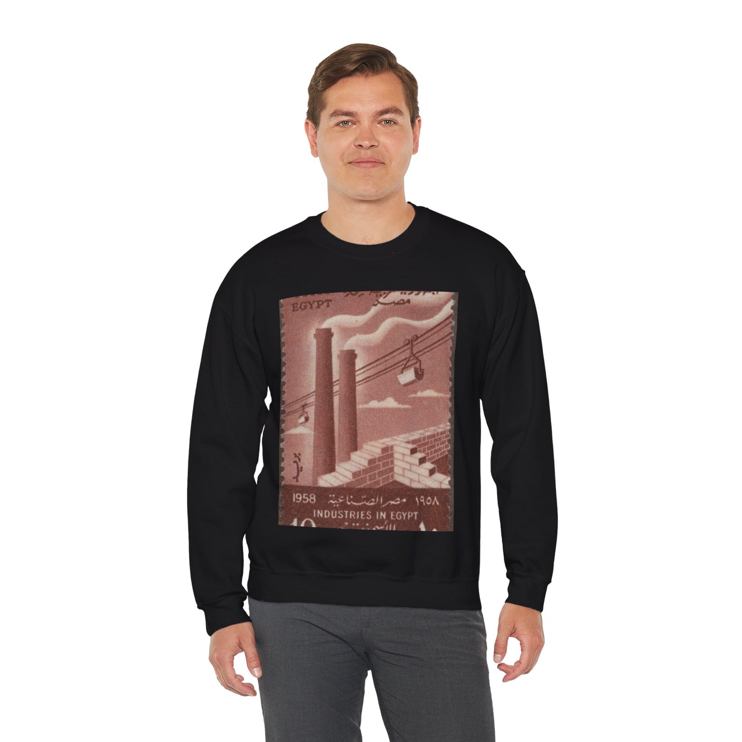 Frimärke ur Gösta Bodmans filatelistiska motivsamling, påbörjad 1950.Frimärke från Förenade Arabstaterna, 1958. Motiv av cement- och byggindustri i Egypten. Black Heavy Blend Adult Crew Neck SweatShirt