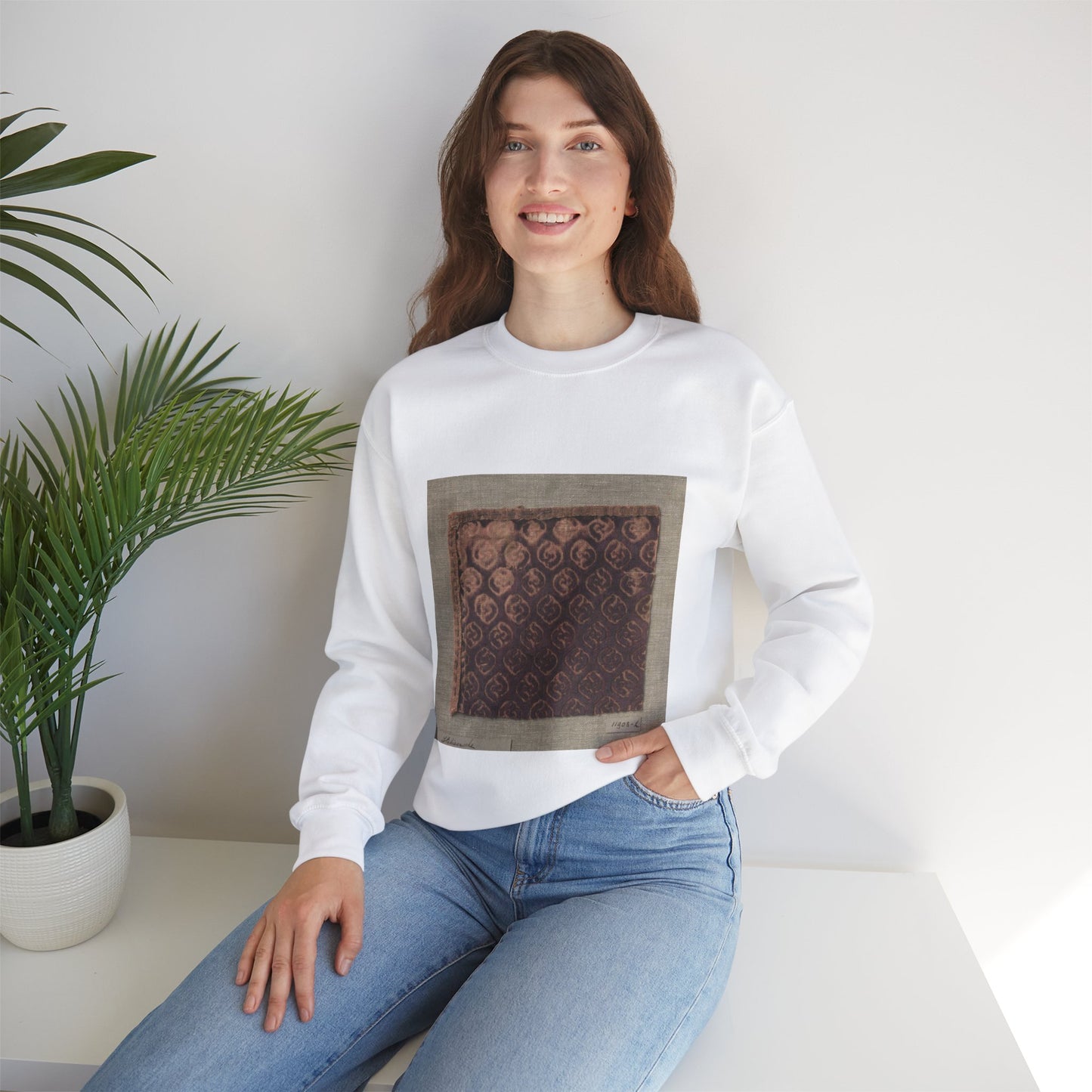 Fragment ciseléfluweel in paars met doorlopend patroon van ruiten gevuld met S-vormige voluut White Heavy Blend Adult Crew Neck SweatShirt