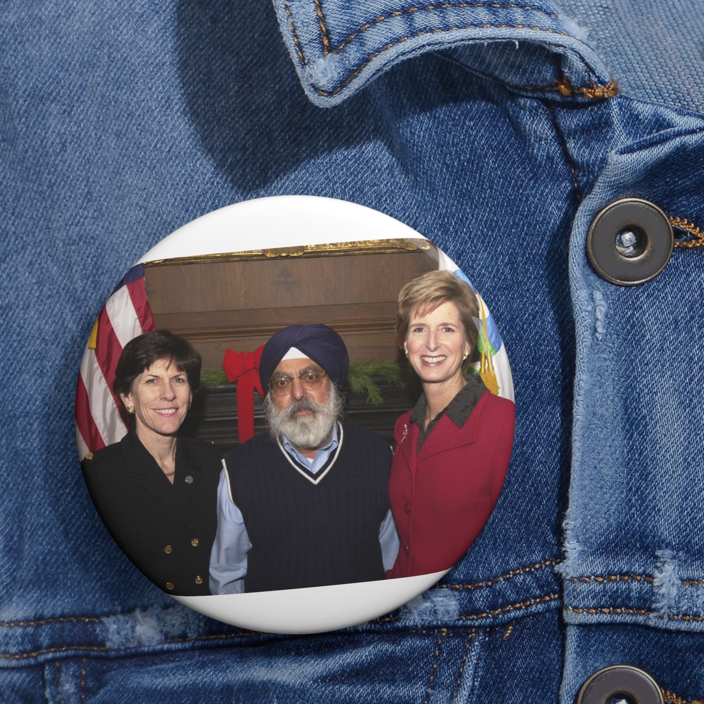 Administrator Christine Todd Whitman /Deputy Administrator Linda Fisher meet staff [412-APD-A109-DSC_0019.JPG] Pin Buttons with Crisp Design