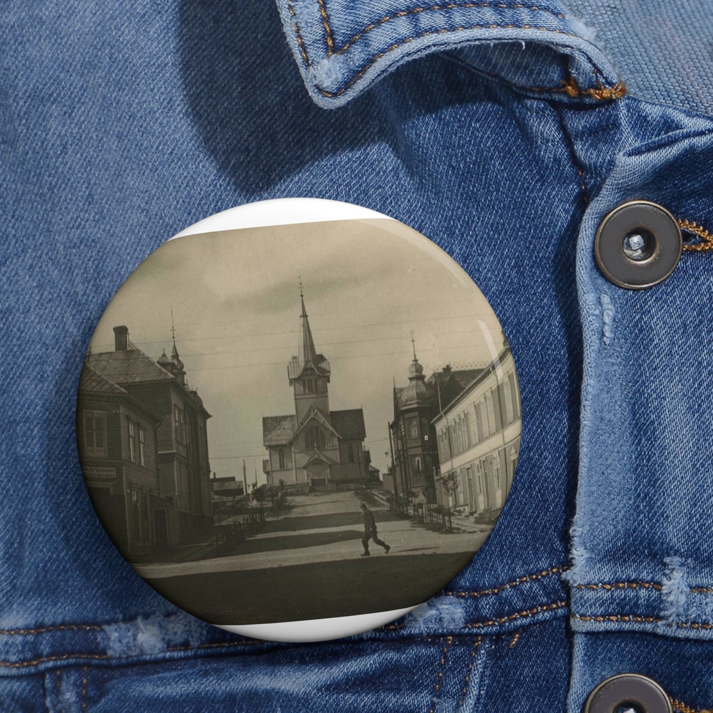 Kirkegata i Hammerfest før ødeleggelsene under andre verdenskrig. Blikket er rettet oppover bakken, mot kirka. En person kryssen veien. Pin Buttons with Crisp Design