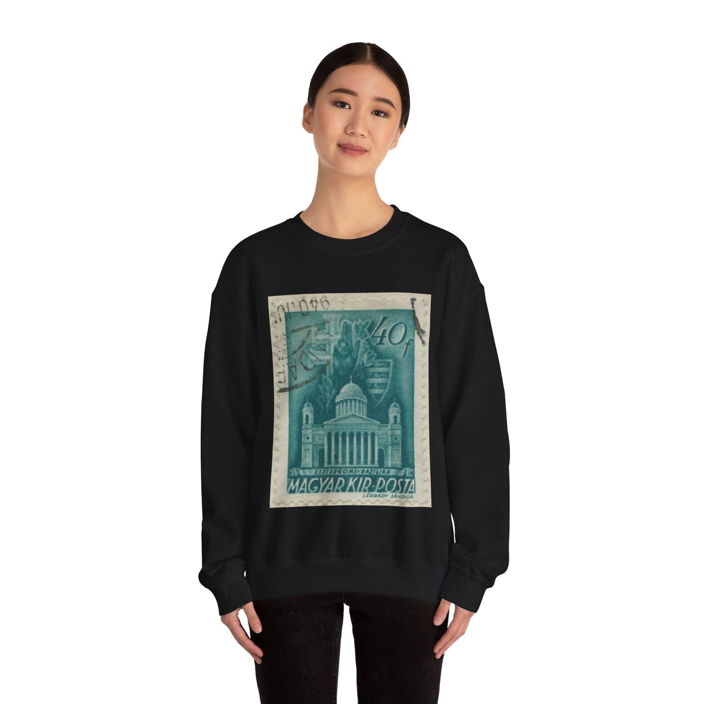 Frimärke ur Gösta Bodmans filatelistiska motivsamling, påbörjad 1950.Frimärke från Ungern, 1939. Motiv av Basilikan i Eszergom. Black Heavy Blend Adult Crew Neck SweatShirt