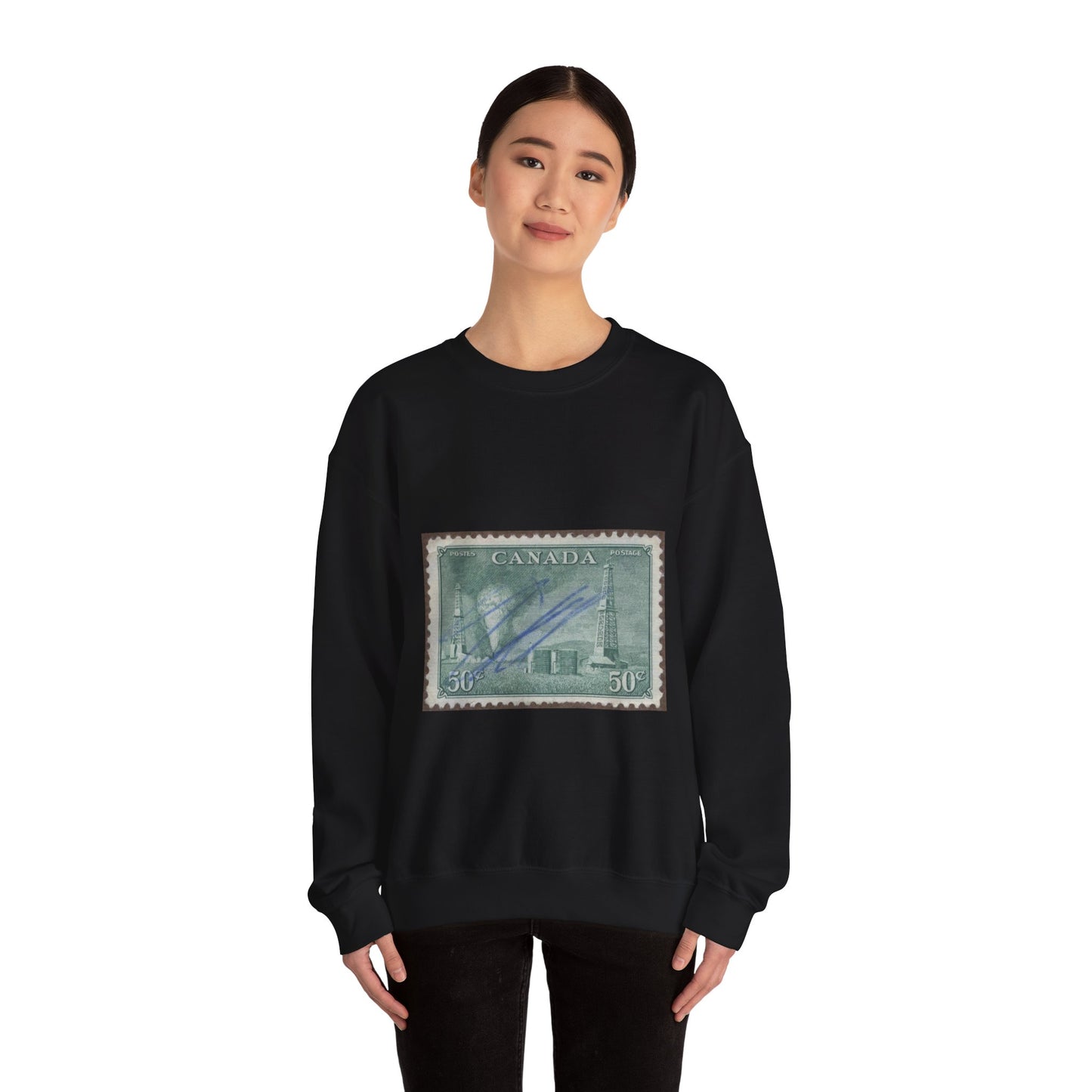 Frimärke ur Gösta Bodmans filatelistiska motivsamling, påbörjad 1950.Frimärke från Canada, 1950. Motiv av petroleumutvinning i Alberta. Black Heavy Blend Adult Crew Neck SweatShirt