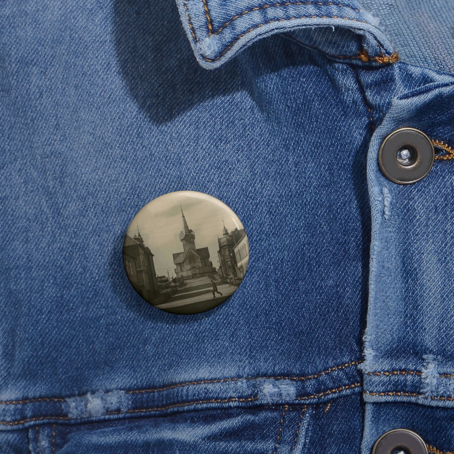 Kirkegata i Hammerfest før ødeleggelsene under andre verdenskrig. Blikket er rettet oppover bakken, mot kirka. En person kryssen veien. Pin Buttons with Crisp Design