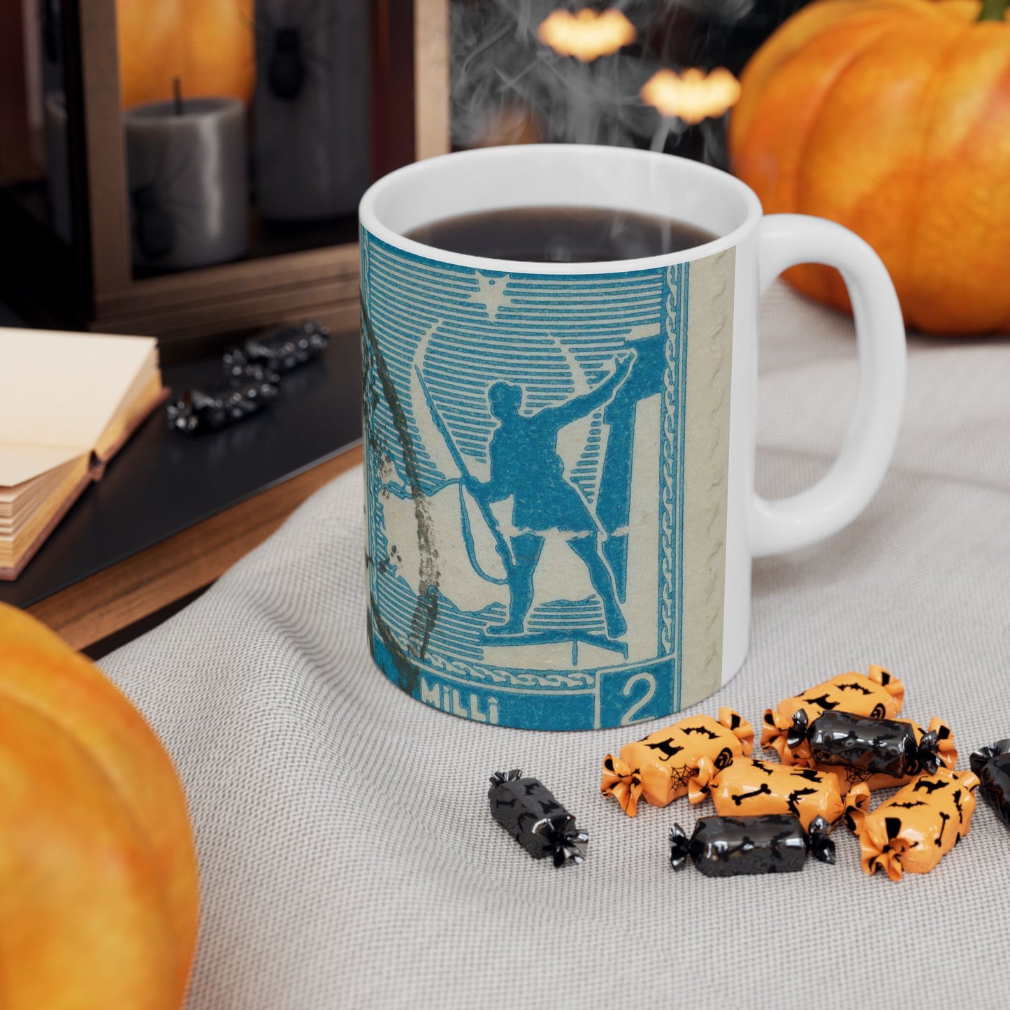 Frimärke ur Gösta Bodmans filatelistiska motivsamling, påbörjad 1950.Frimärke från Turkiet, 1941. Motiv av soldat framför Turkiets karta. Beautiful Novelty Ceramic Coffee Mug 11oz