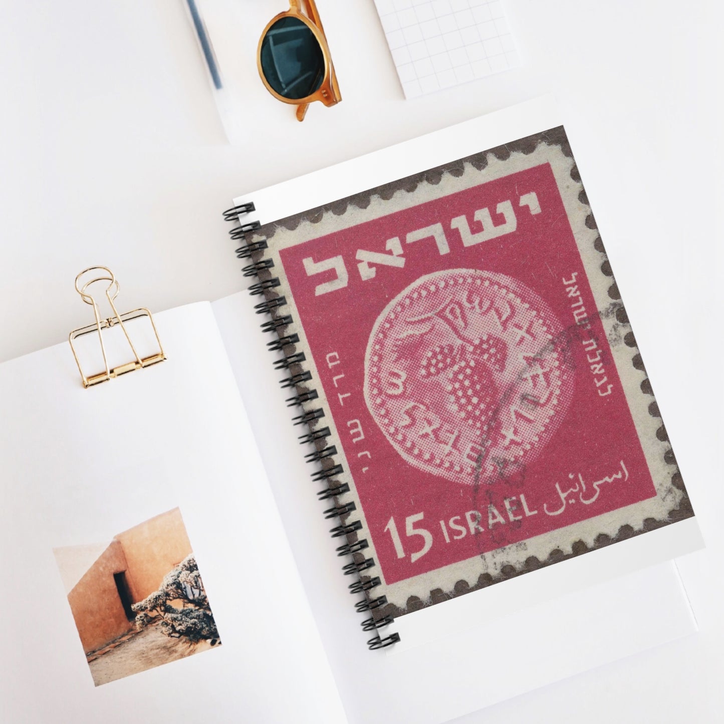 Frimärke ur Gösta Bodmans filatelistiska motivsamling, påbörjad 1950.Frimärke från Israel, 1948. Motiv av vindruvsklase på antikt hebreiskt mynt. "Symbol för vindling i Israel". Spiral Bound Ruled Notebook with Printed Cover